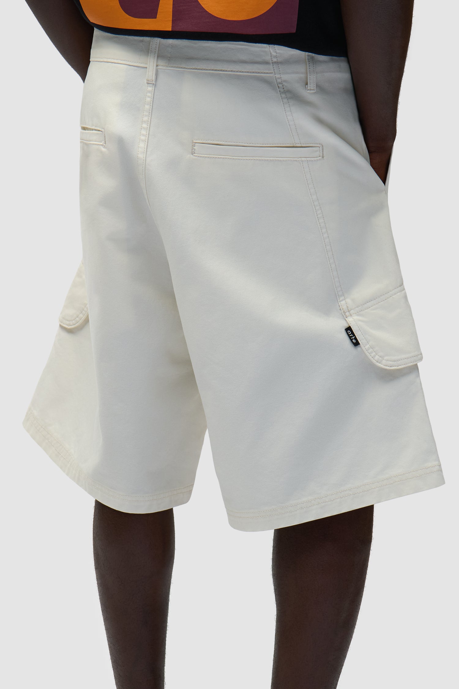 Short cargo en toile couleur crème