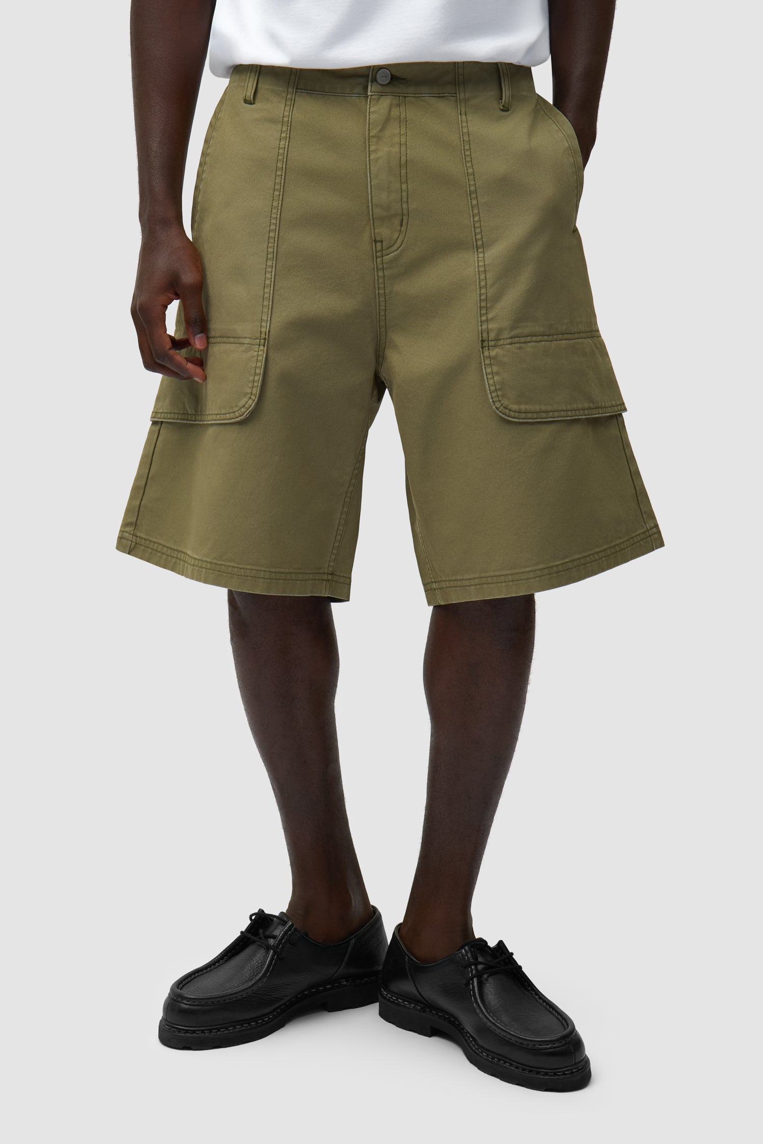 Short cargo en toile vert porté par un mannequin, vue de face en demi-corps