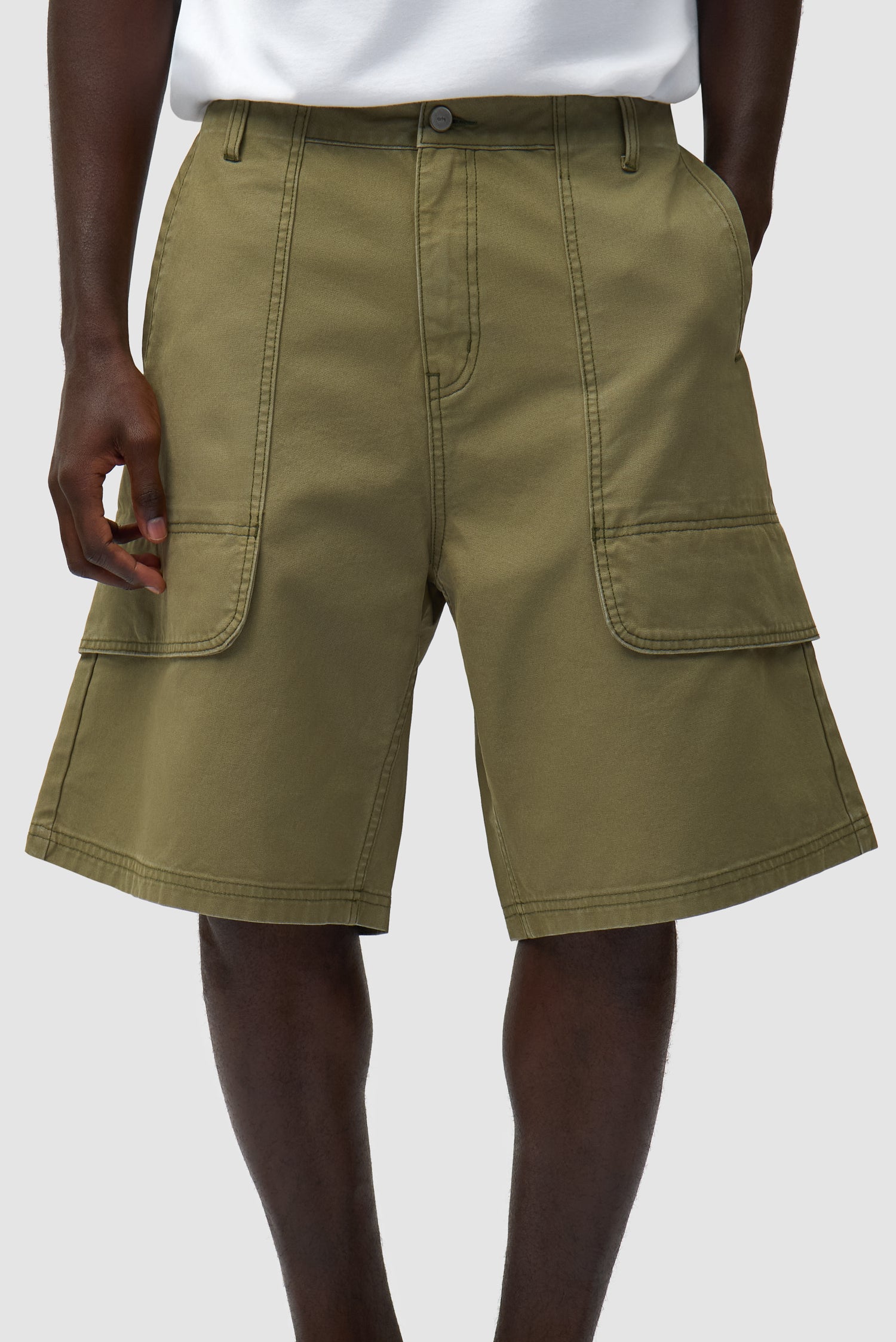 Vue détaillée du short cargo en toile vert, avec logo