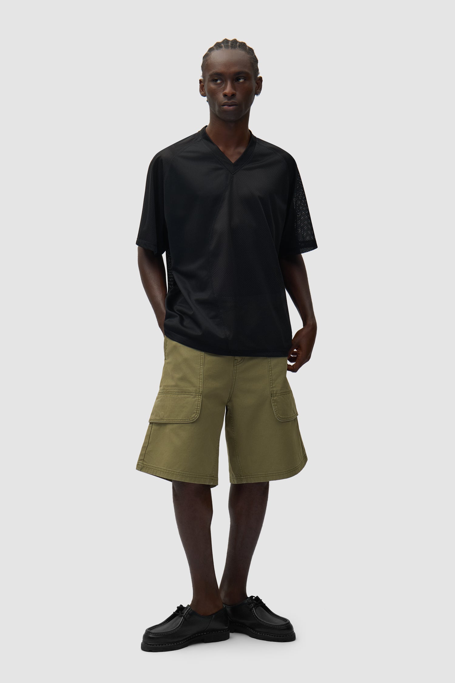 Short cargo en toile vert porté par un mannequin, vue de face en pied