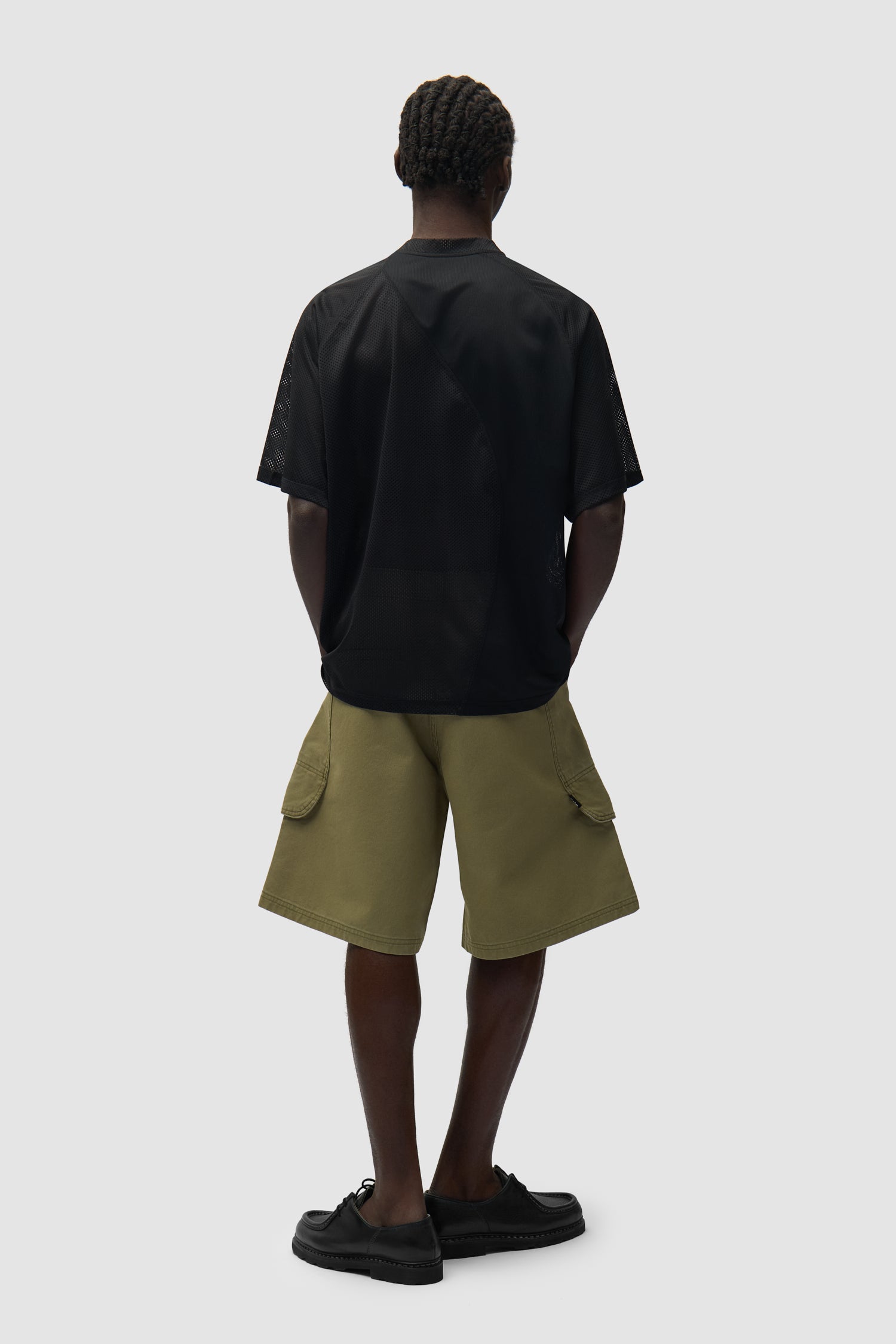 Short cargo en toile vert porté par un mannequin, vue arrière intégrale