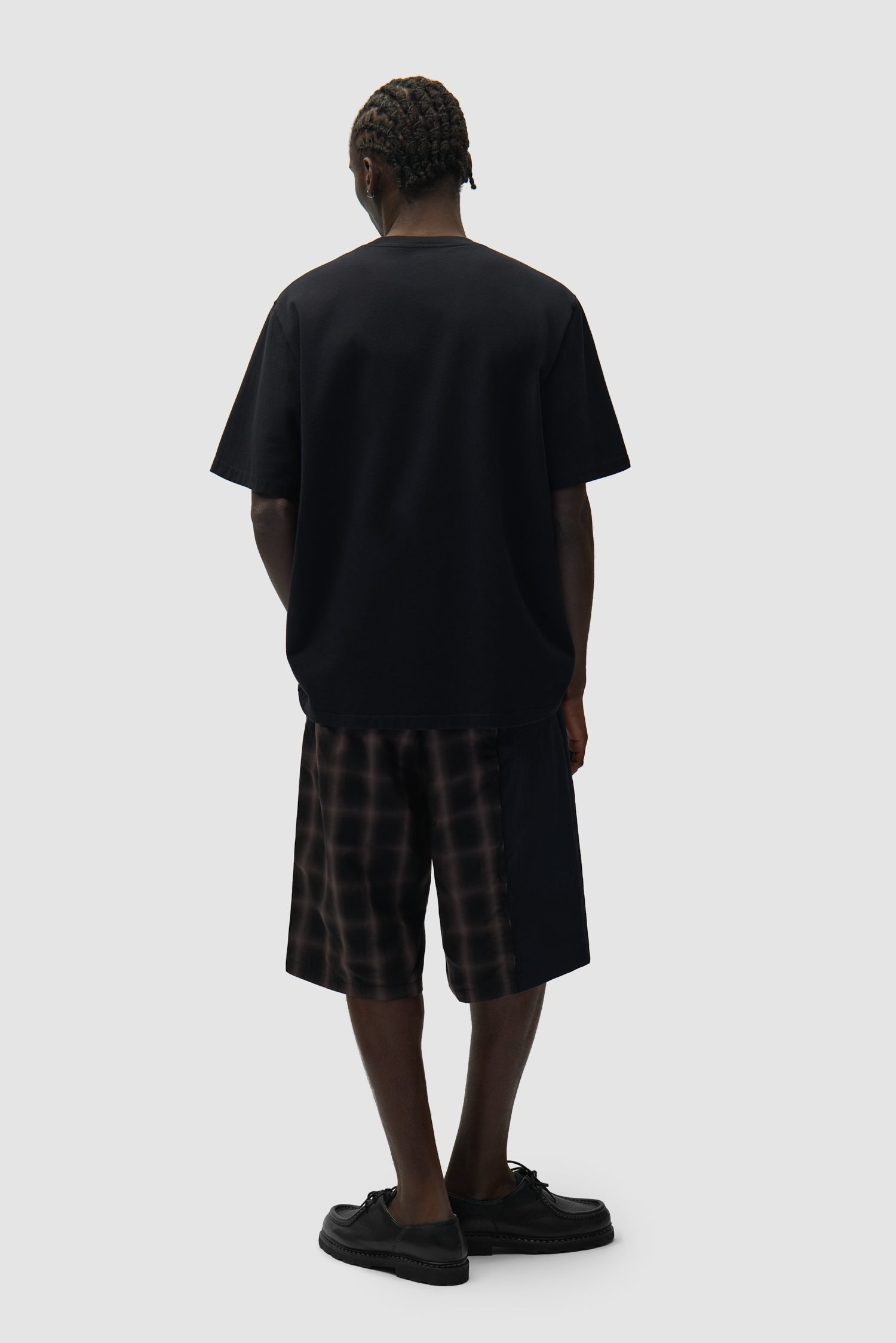 T-shirt noir avec logo en forme de cœur porté par un mannequin, vue arrière en pied