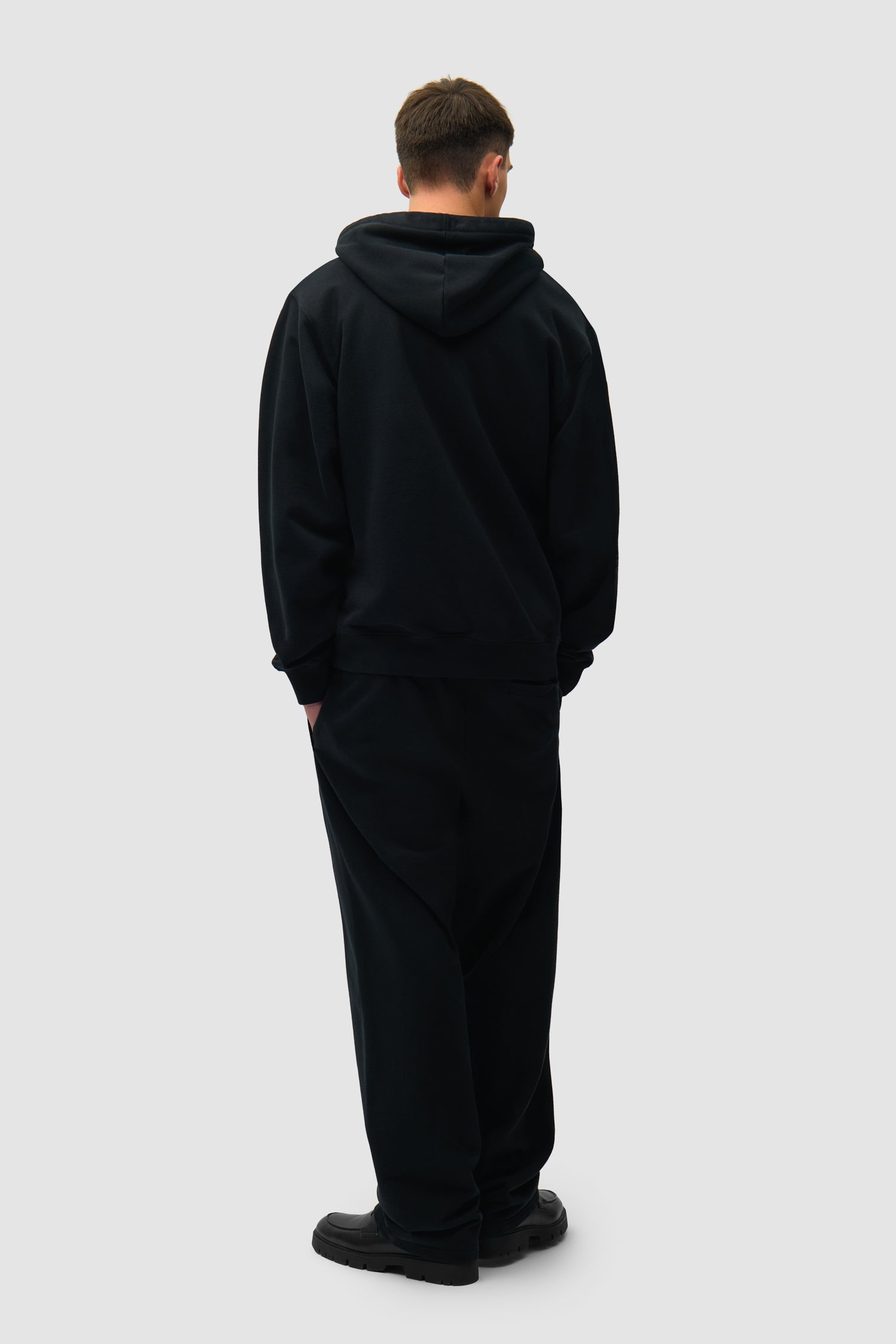 Sweat à capuche noir avec logo en forme de cœur porté par un mannequin, vue arrière intégrale