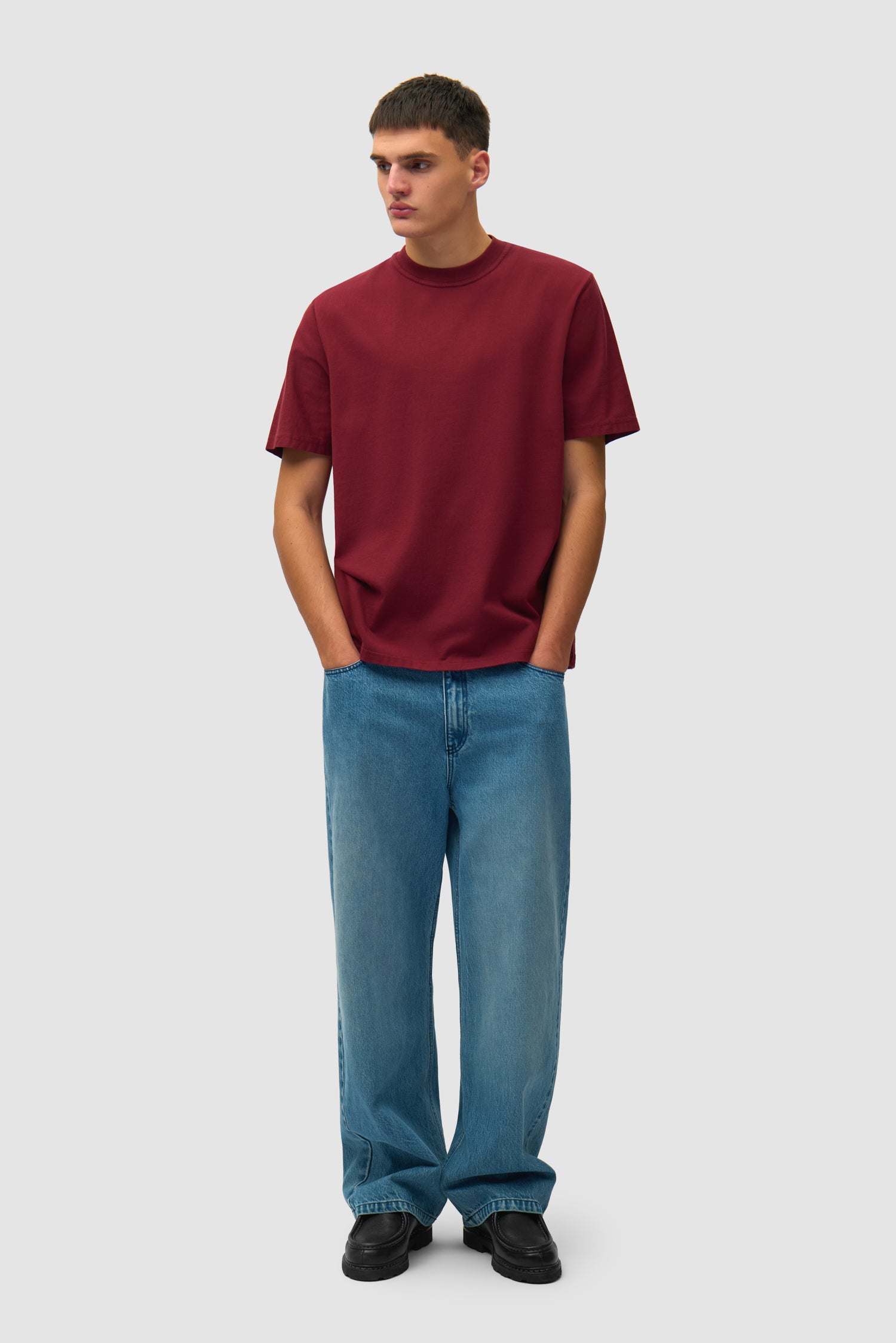 T-shirt à imprimé abstrait au dos, couleur bordeaux, porté par un mannequin, vue de face en pied.