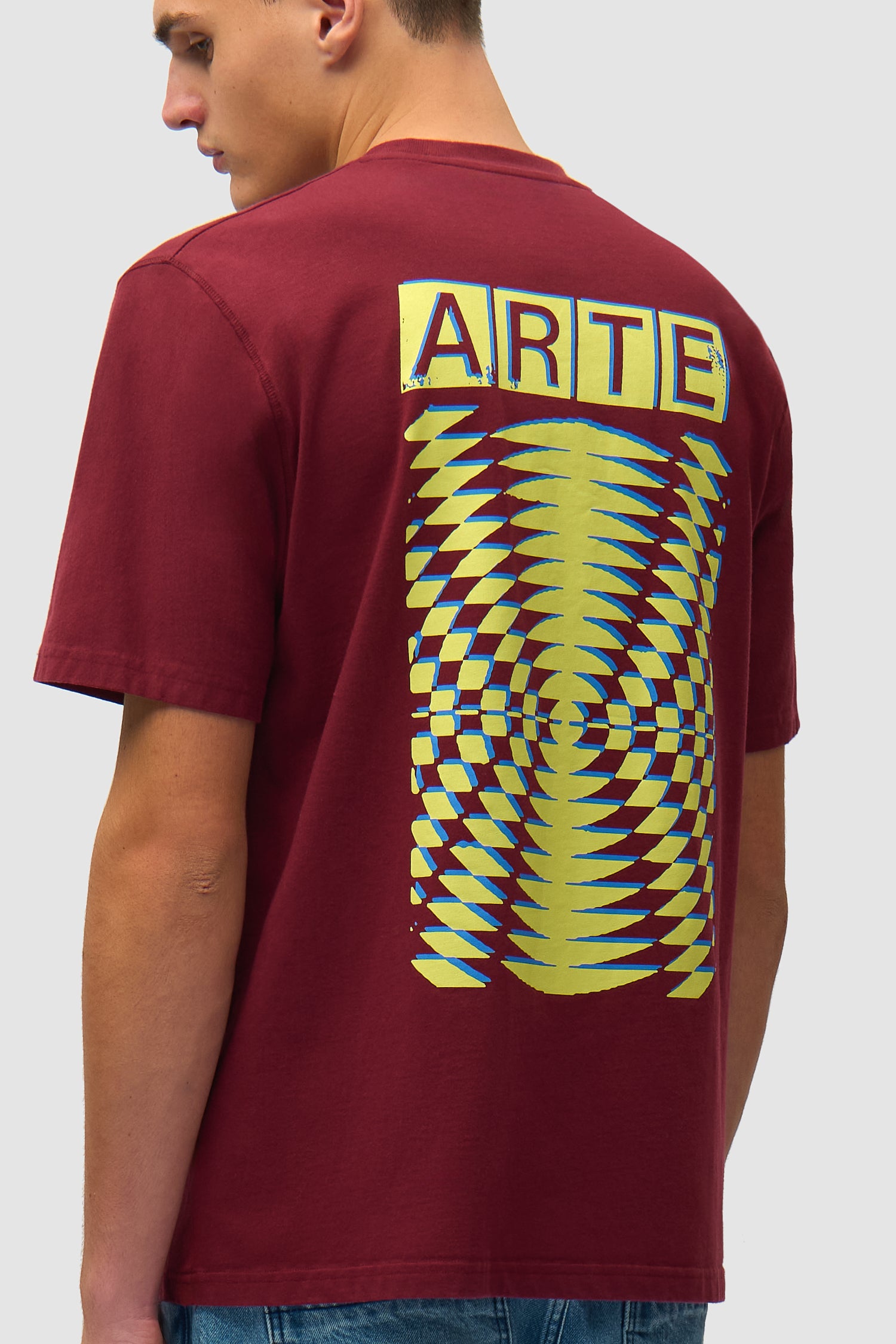 T-shirt à imprimé abstrait dos imprimé bordeaux porté par un mannequin, vue de profil à mi-corps