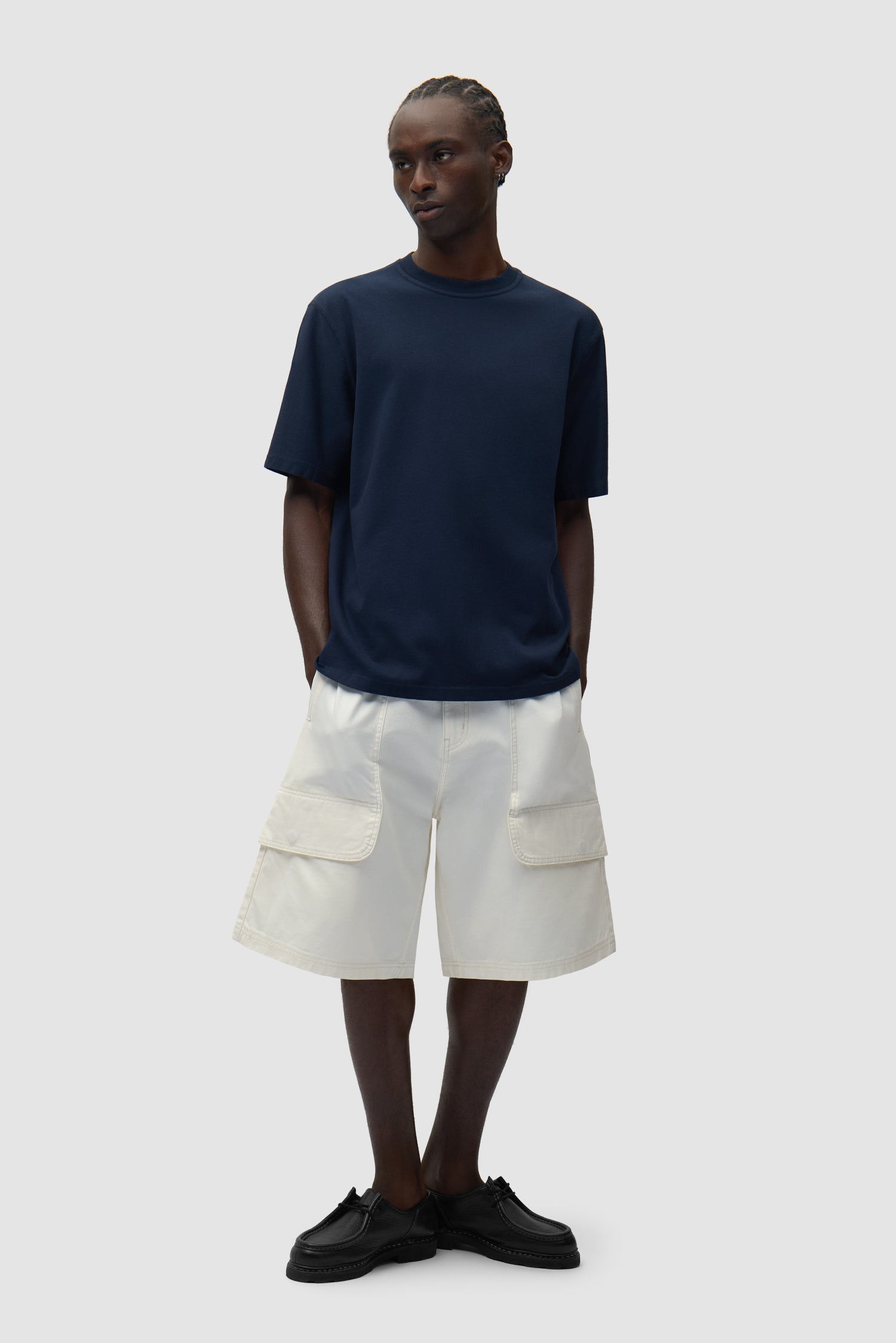 T-shirt à dos abstrait bleu marine porté par un mannequin, vue arrière en pied