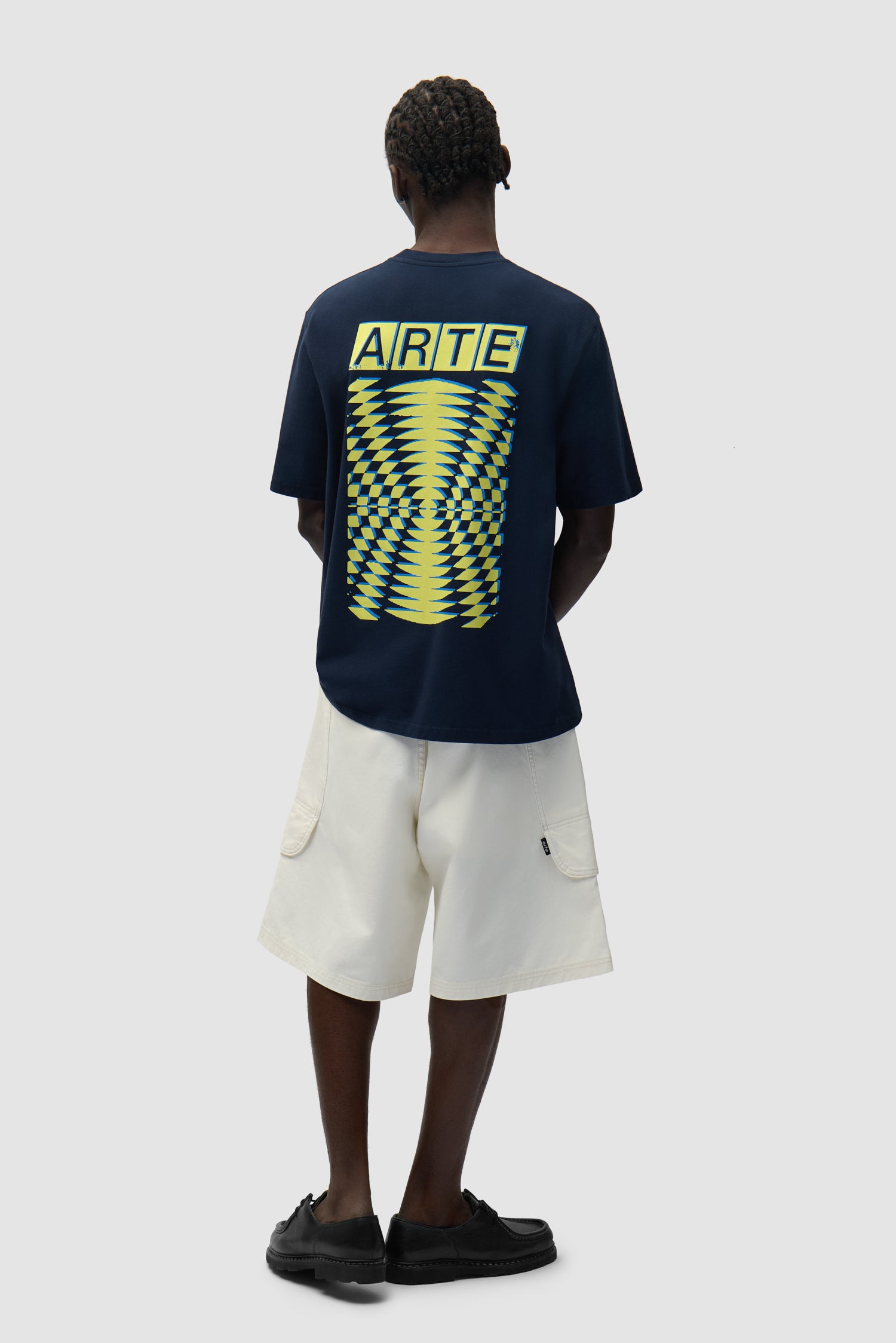 T-shirt à dos imprimé abstrait bleu marine porté par un mannequin, vue de profil en pied