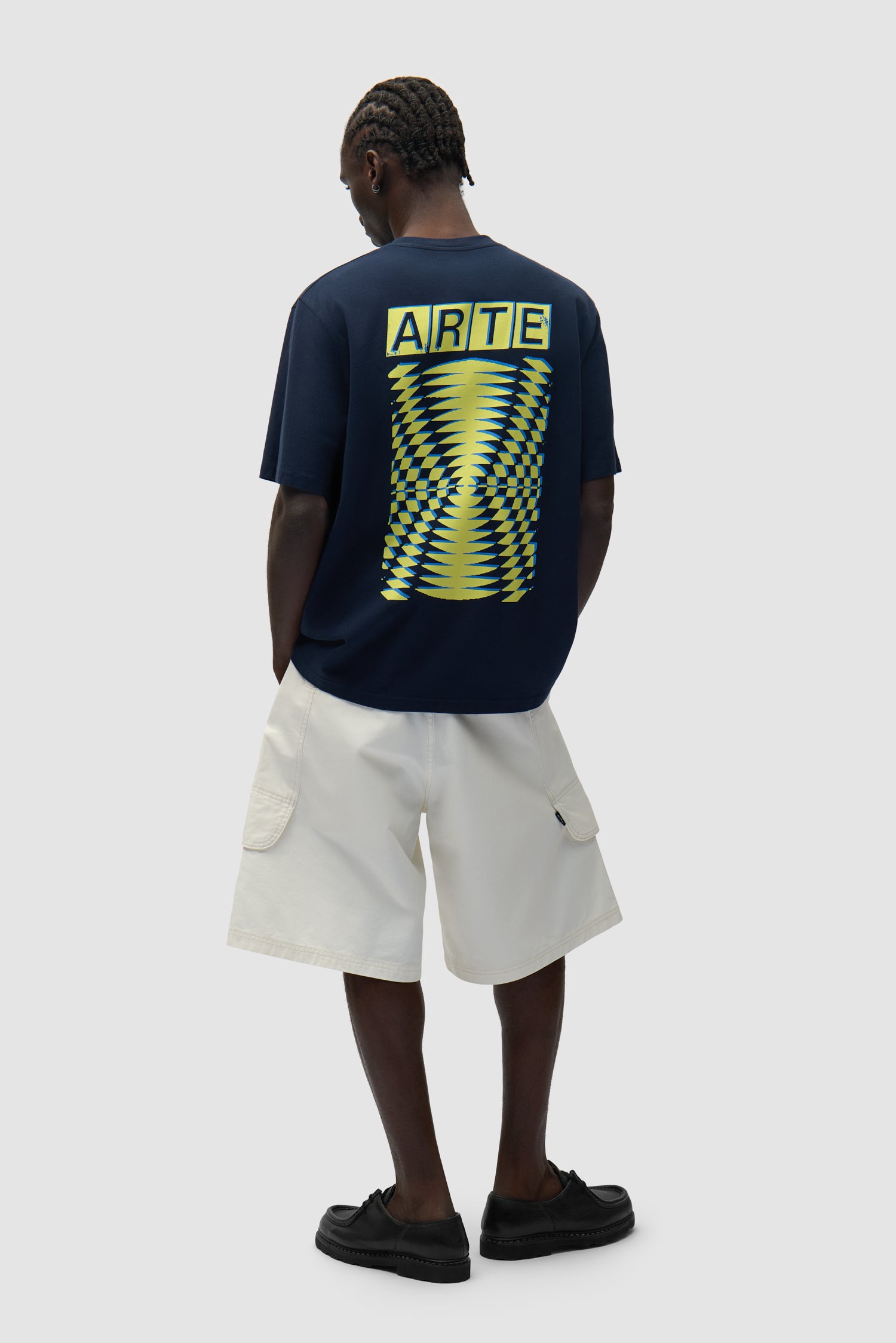 T-shirt à motif abstrait imprimé au dos, couleur bleu marine, porté par un mannequin, vue de face en pied.