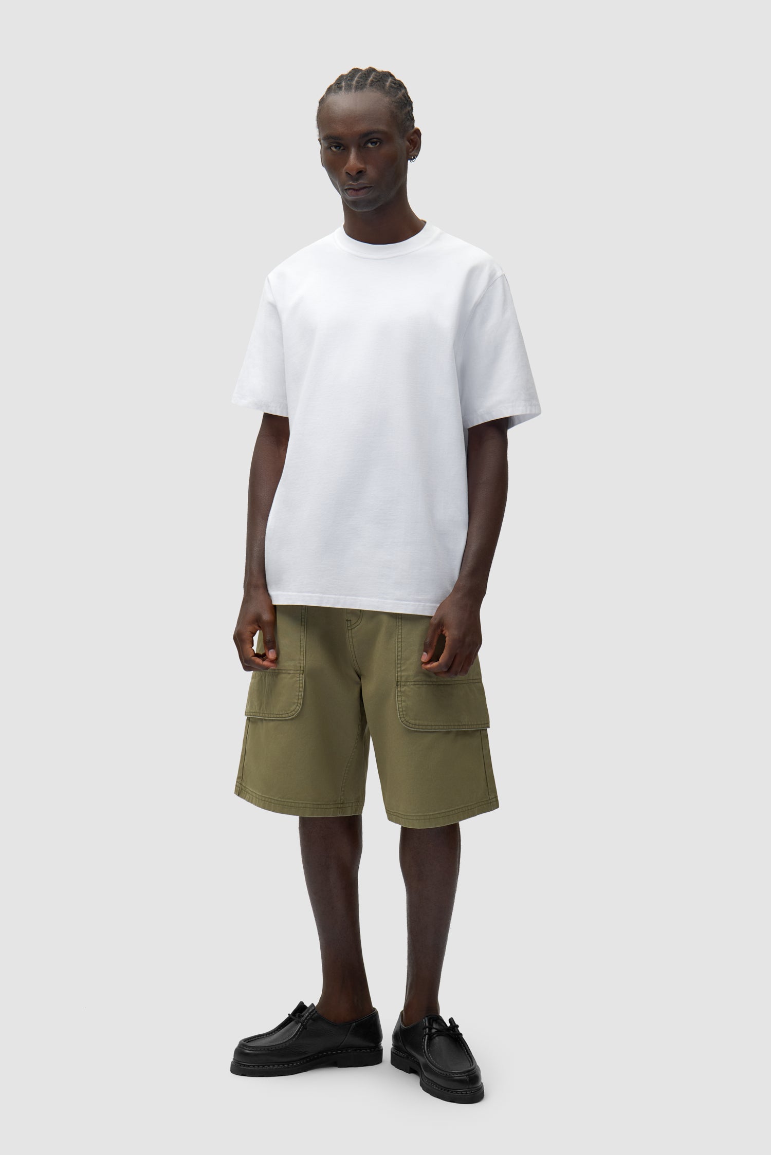 T-shirt blanc à motif abstrait porté par un mannequin, vue de dos en pied