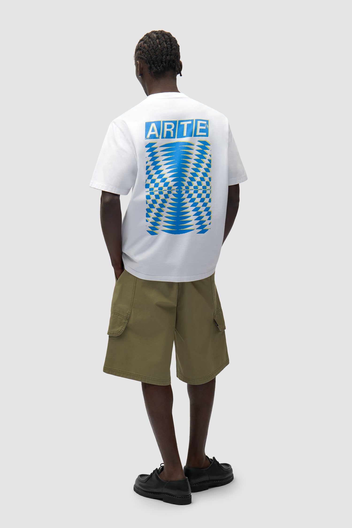 T-shirt blanc à motif abstrait porté par un mannequin, vue de profil en pied