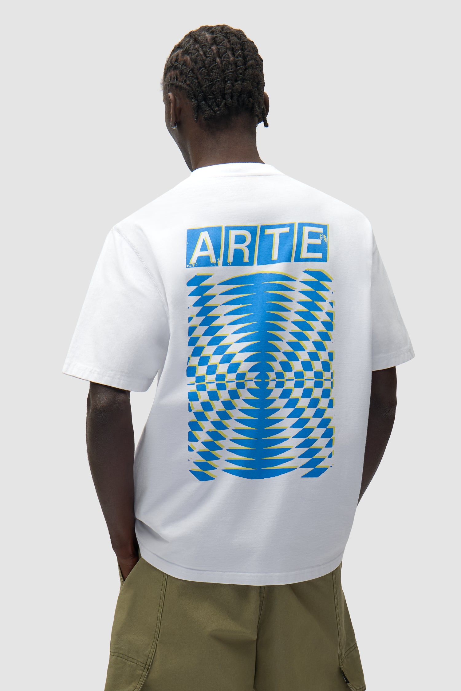 T-shirt blanc à dos abstrait porté par un mannequin, vue de dos à mi-corps