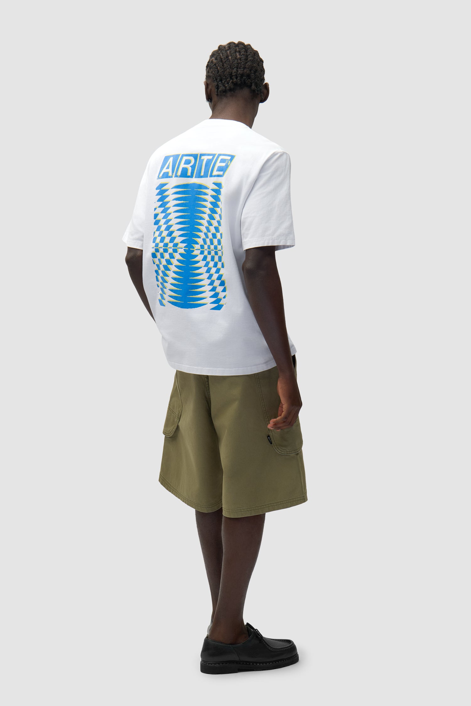 T-shirt blanc à motif abstrait porté par un mannequin, vue de face en pied