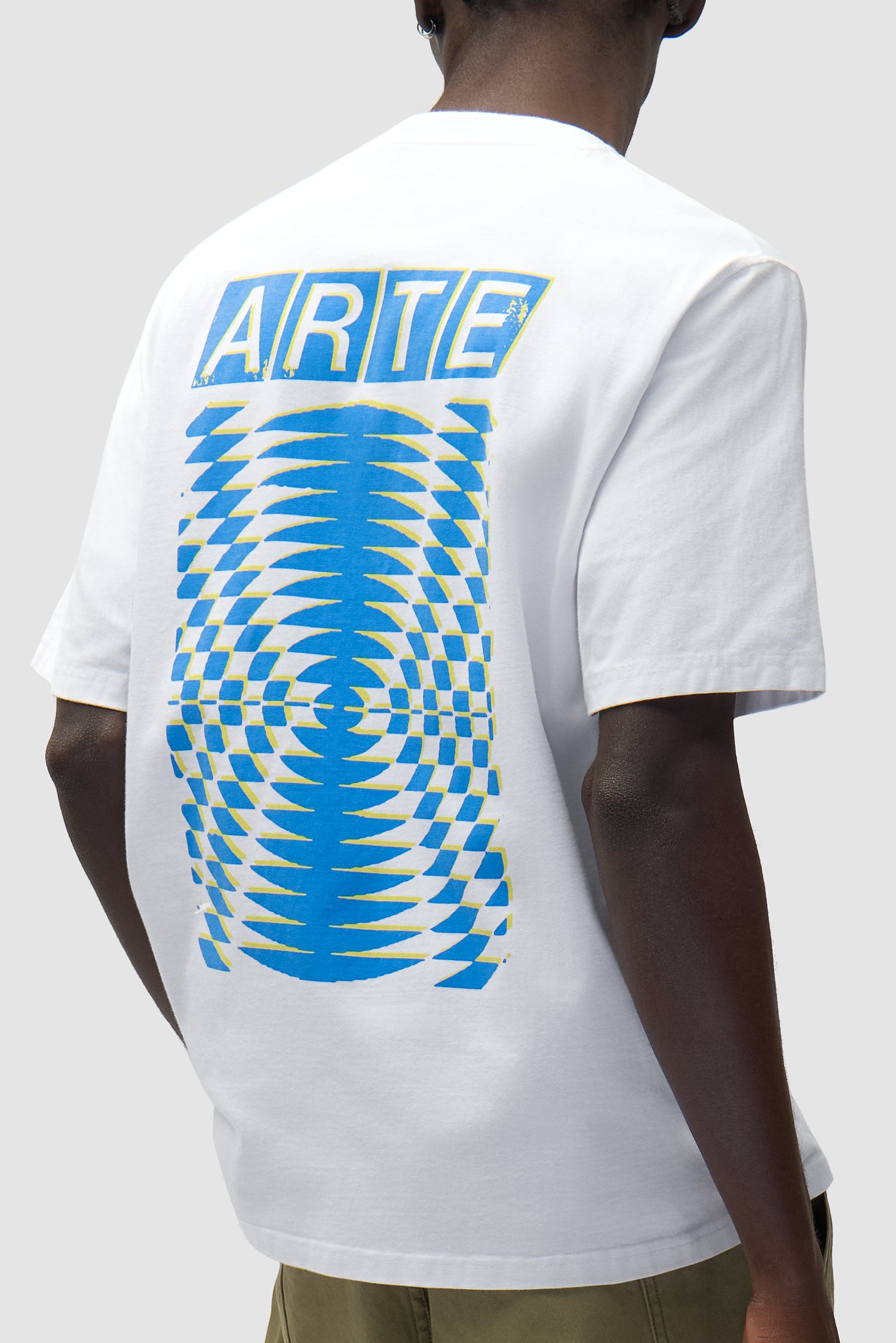 T-shirt blanc à motif abstrait imprimé au dos, porté par un mannequin, vue de profil à mi-corps.