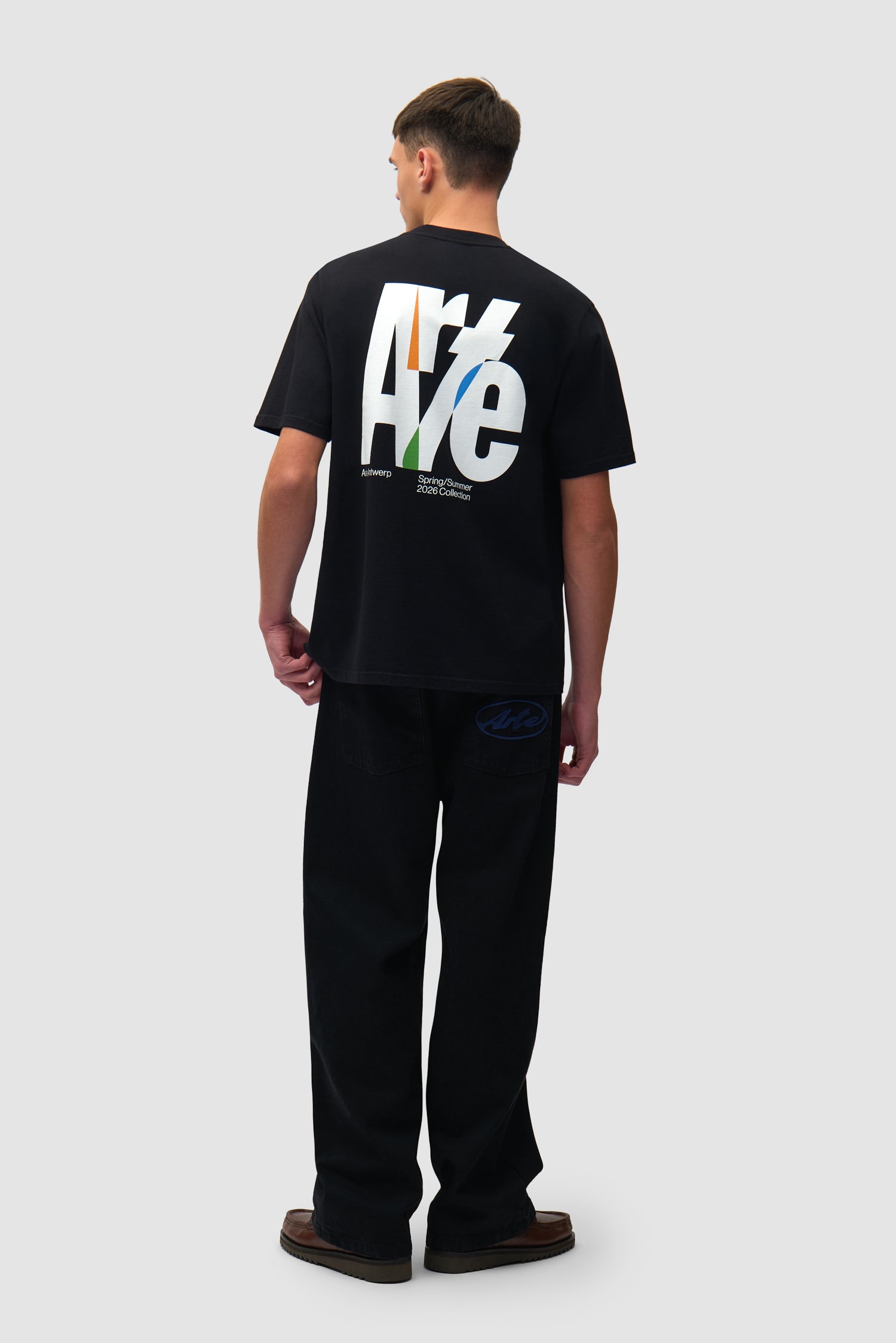 T-shirt noir à grand logo dans le dos porté par un mannequin, vue arrière intégrale