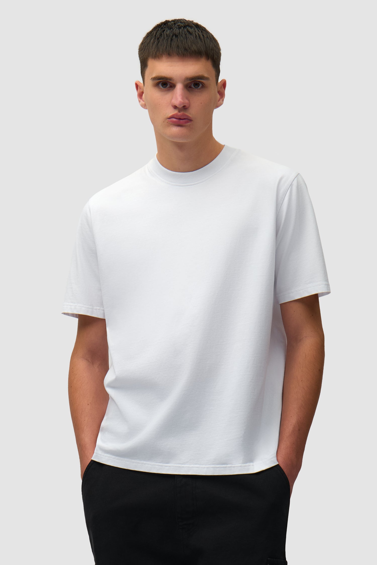 T-shirt blanc à grand logo dans le dos porté par un mannequin, vue de face en demi-corps