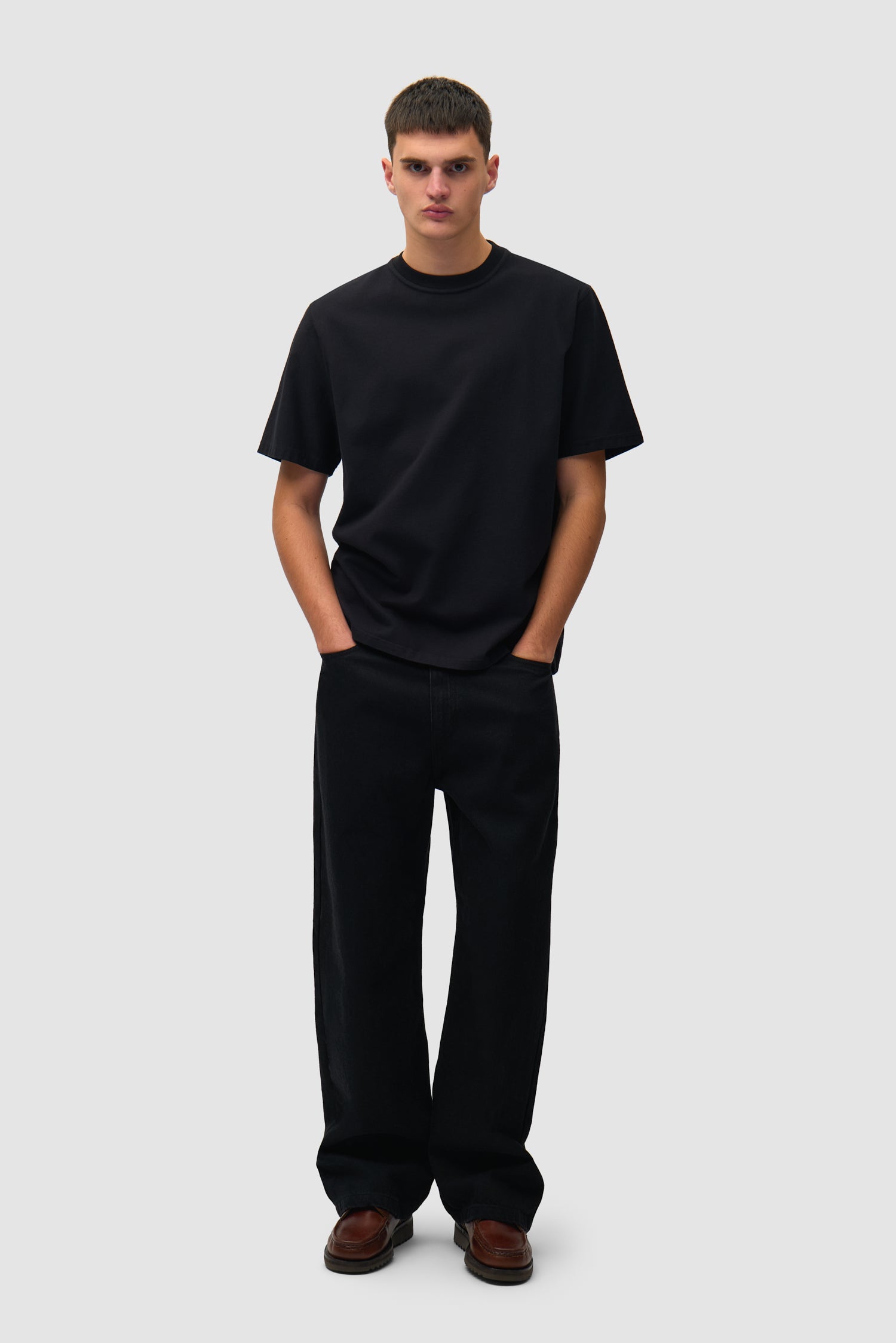 T-shirt noir délavé imprimé dans le dos porté par un mannequin, vue de face en pied