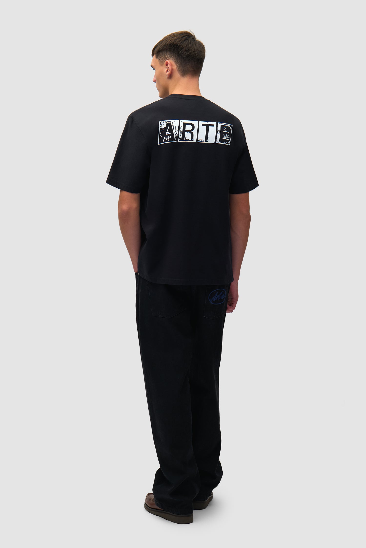 T-shirt noir délavé imprimé dans le dos porté par un mannequin, vue de dos en pied