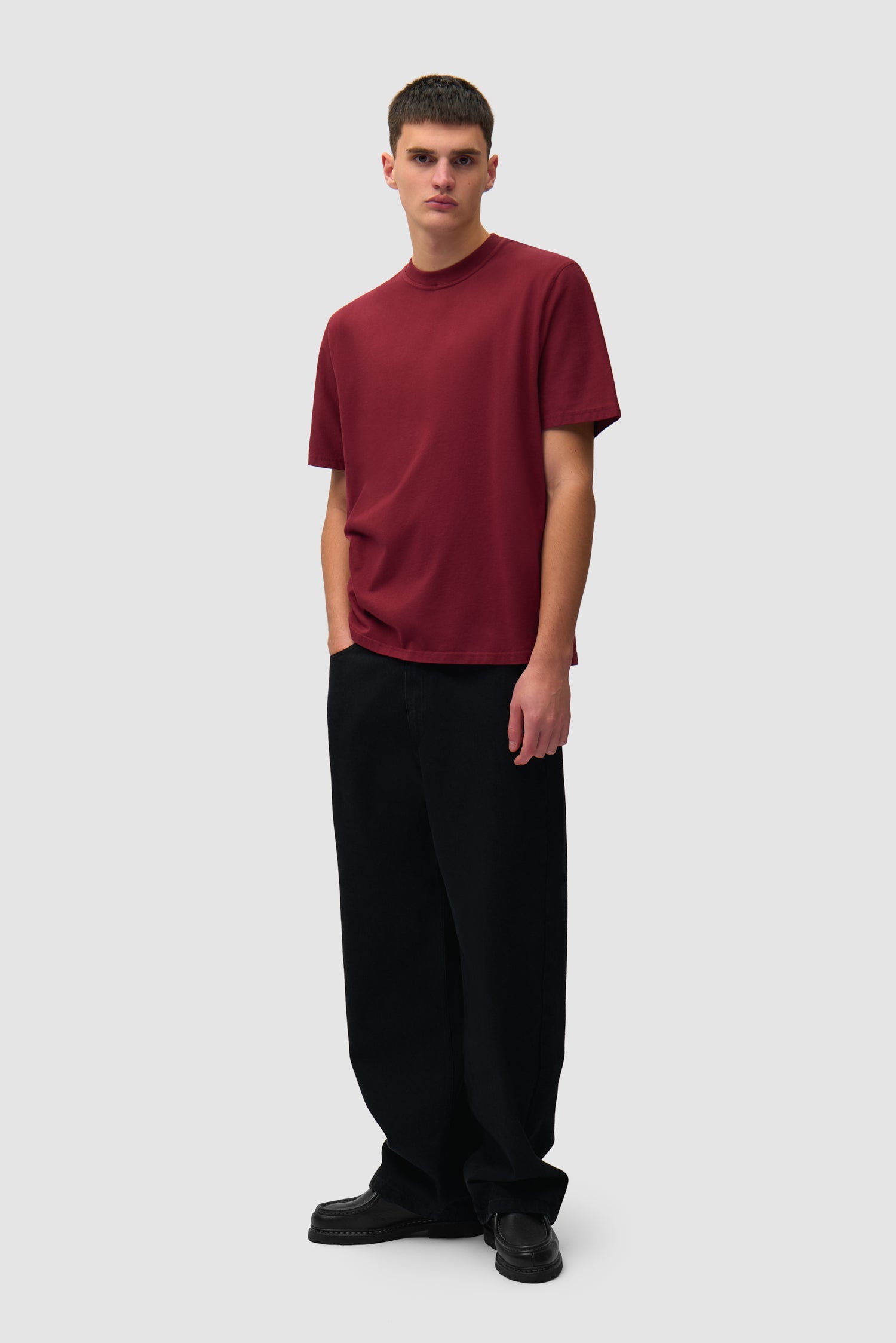 T-shirt à imprimé délavé dans le dos, couleur bordeaux, porté par un mannequin, vue de face en pied