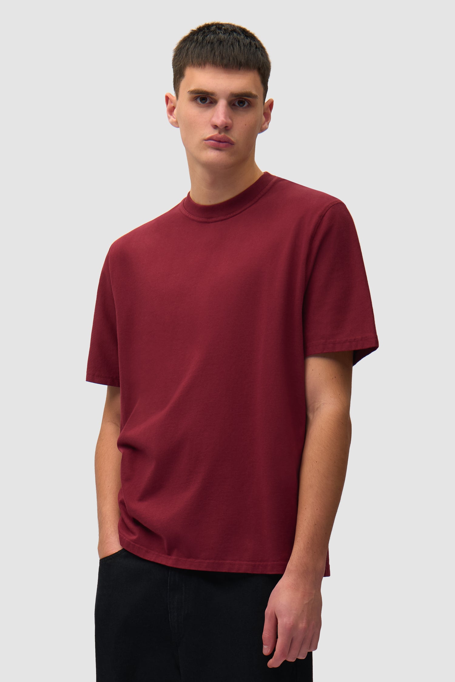 T-shirt à imprimé délavé dans le dos, couleur bordeaux, porté par un mannequin, vue de face, demi-corps