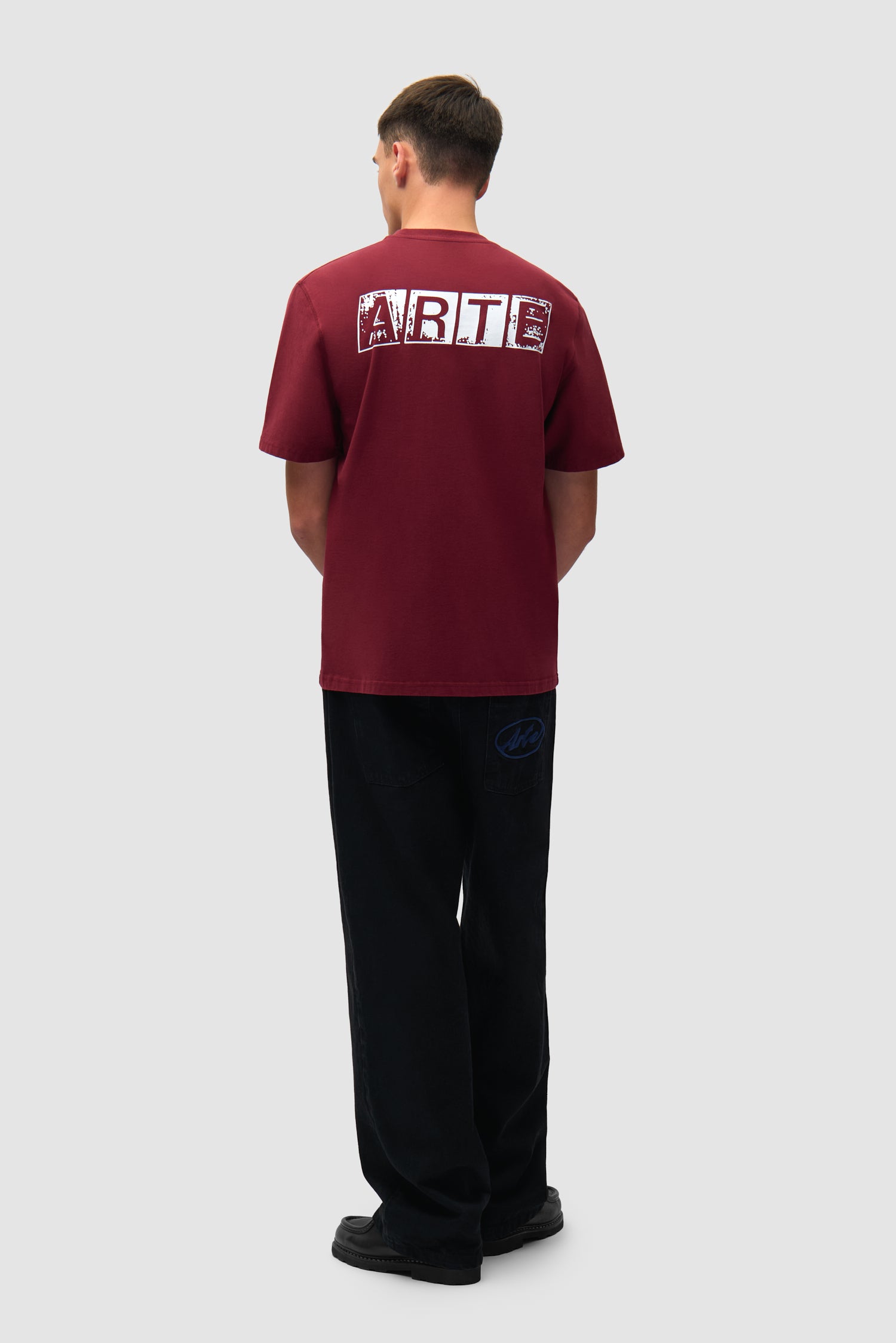 T-shirt à imprimé délavé dans le dos, couleur bordeaux, porté par un mannequin, vue de dos en pied