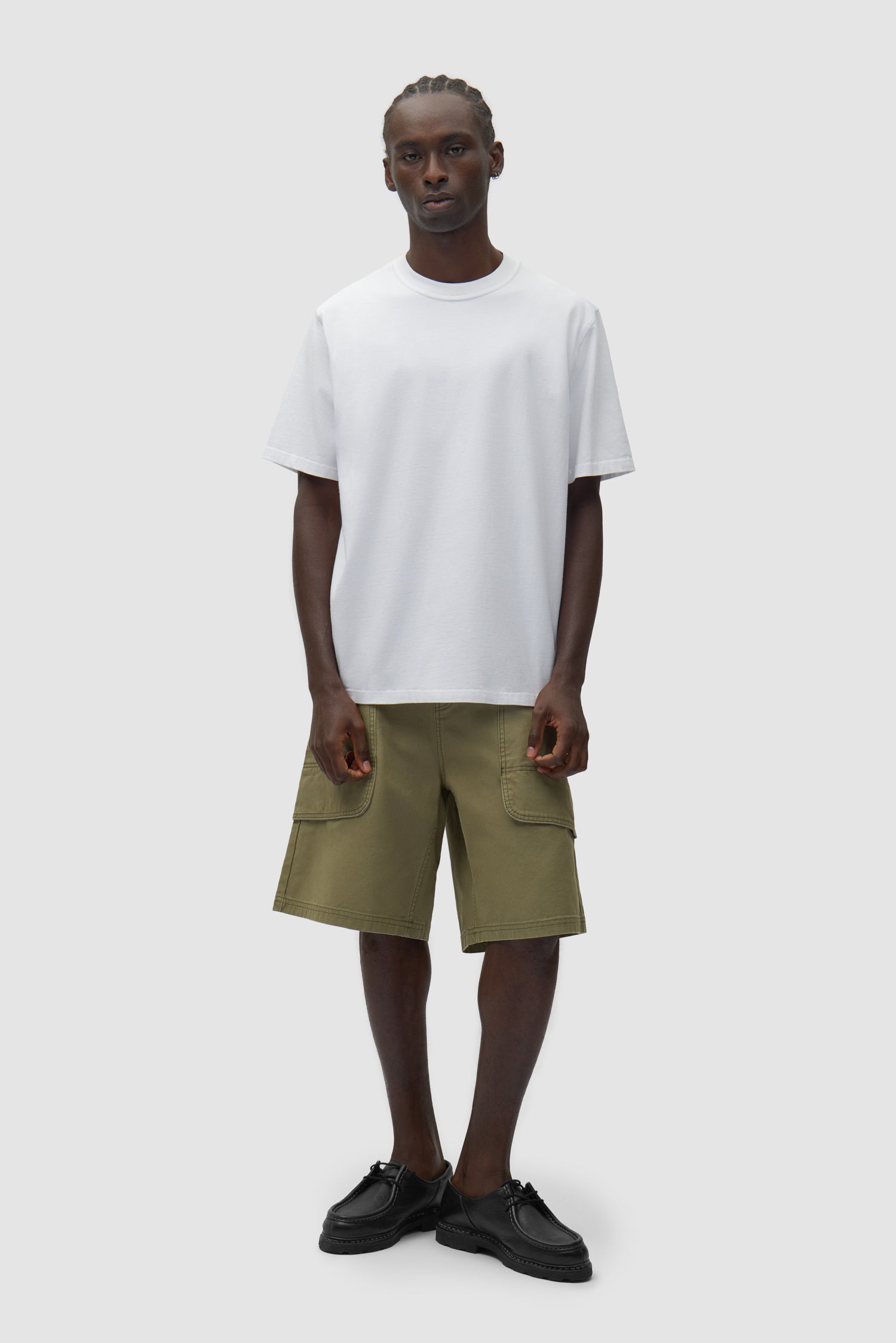 T-shirt blanc délavé avec imprimé au dos porté par un mannequin, vue de face en pied