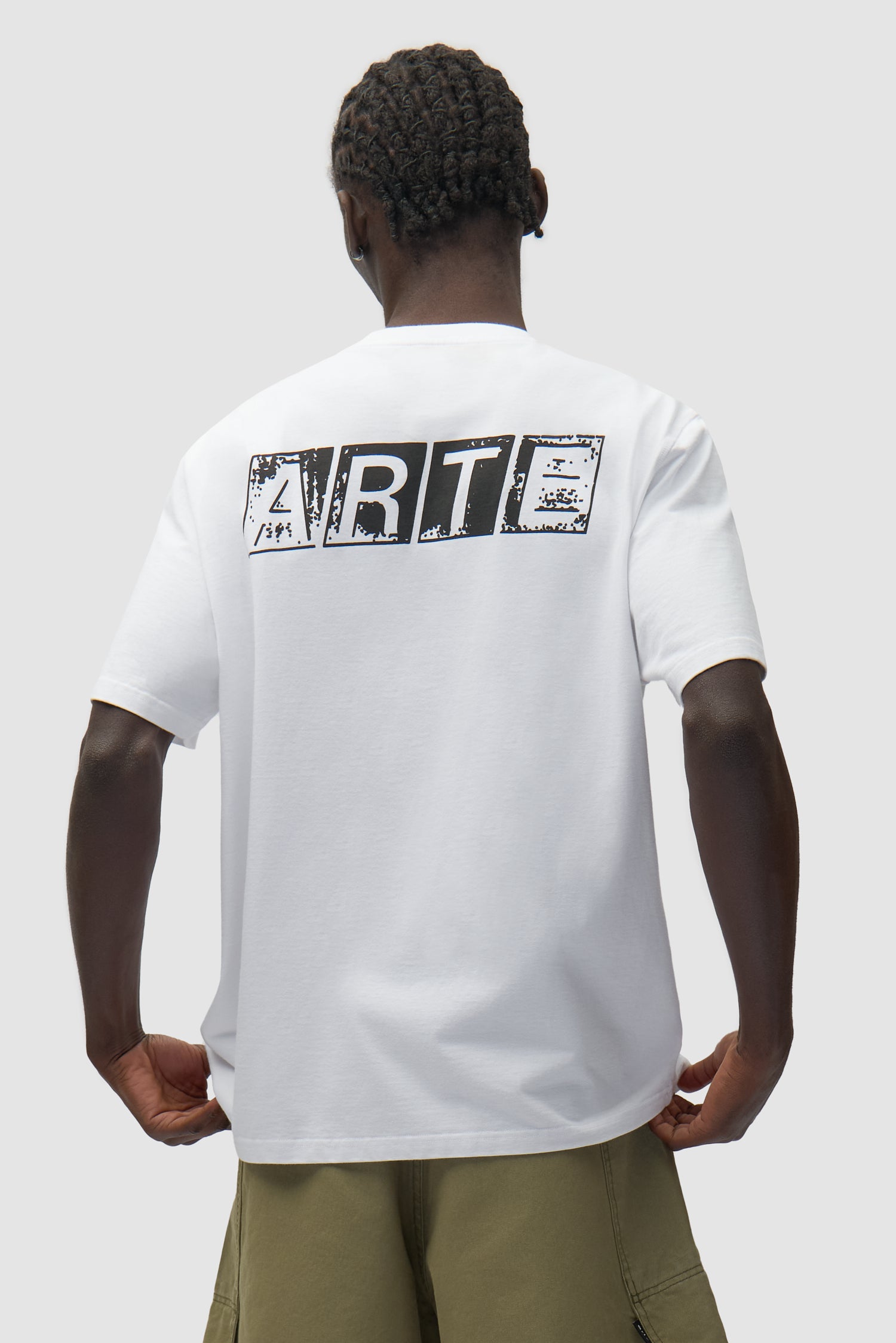 T-shirt blanc délavé avec imprimé dans le dos porté par un mannequin, vue de dos à mi-corps