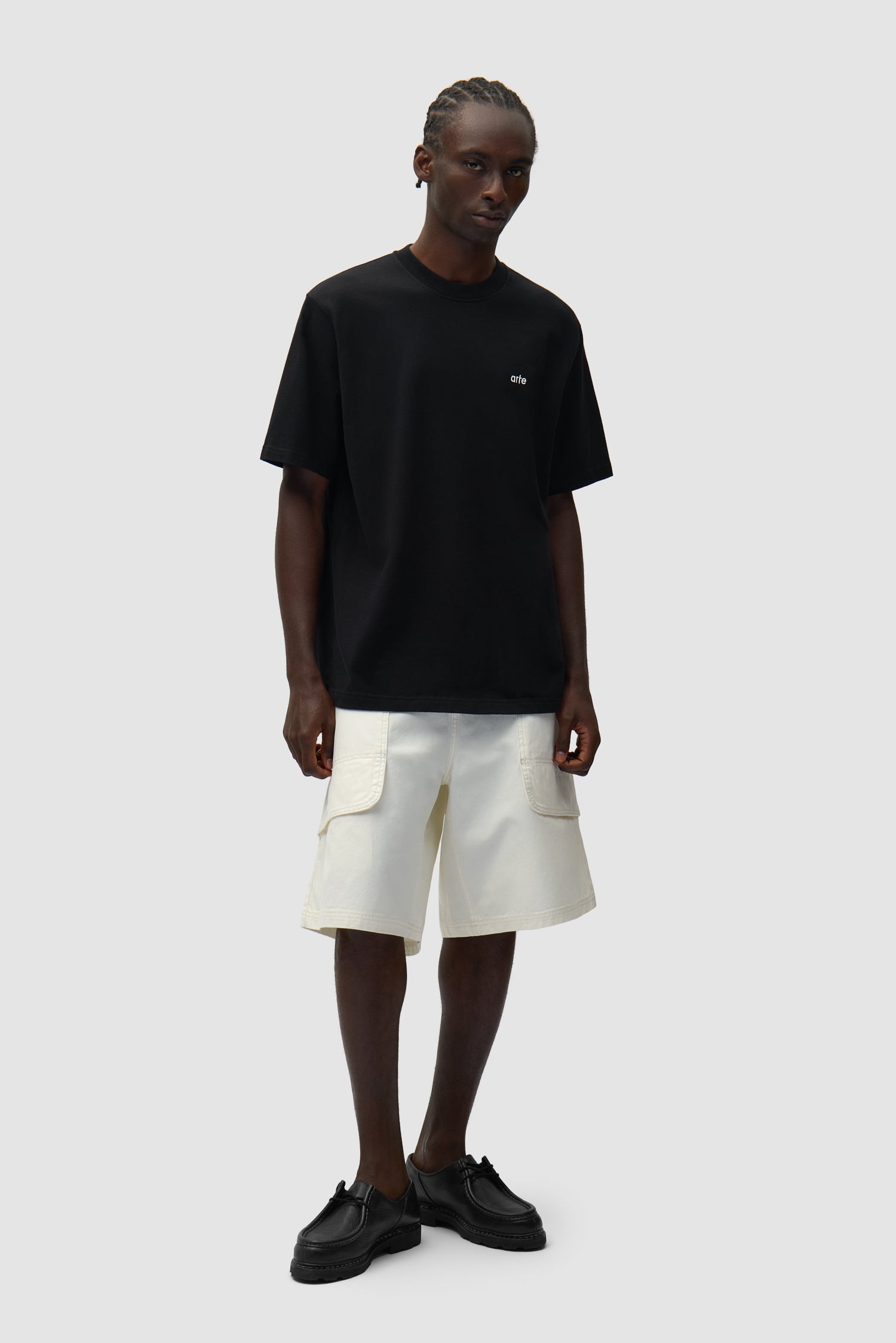 T-shirt graphique noir porté par un mannequin, vue de face en pied