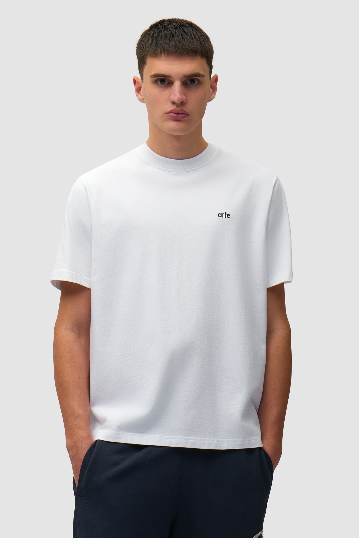 T-shirt graphique blanc porté par un mannequin, vue de face en demi-corps