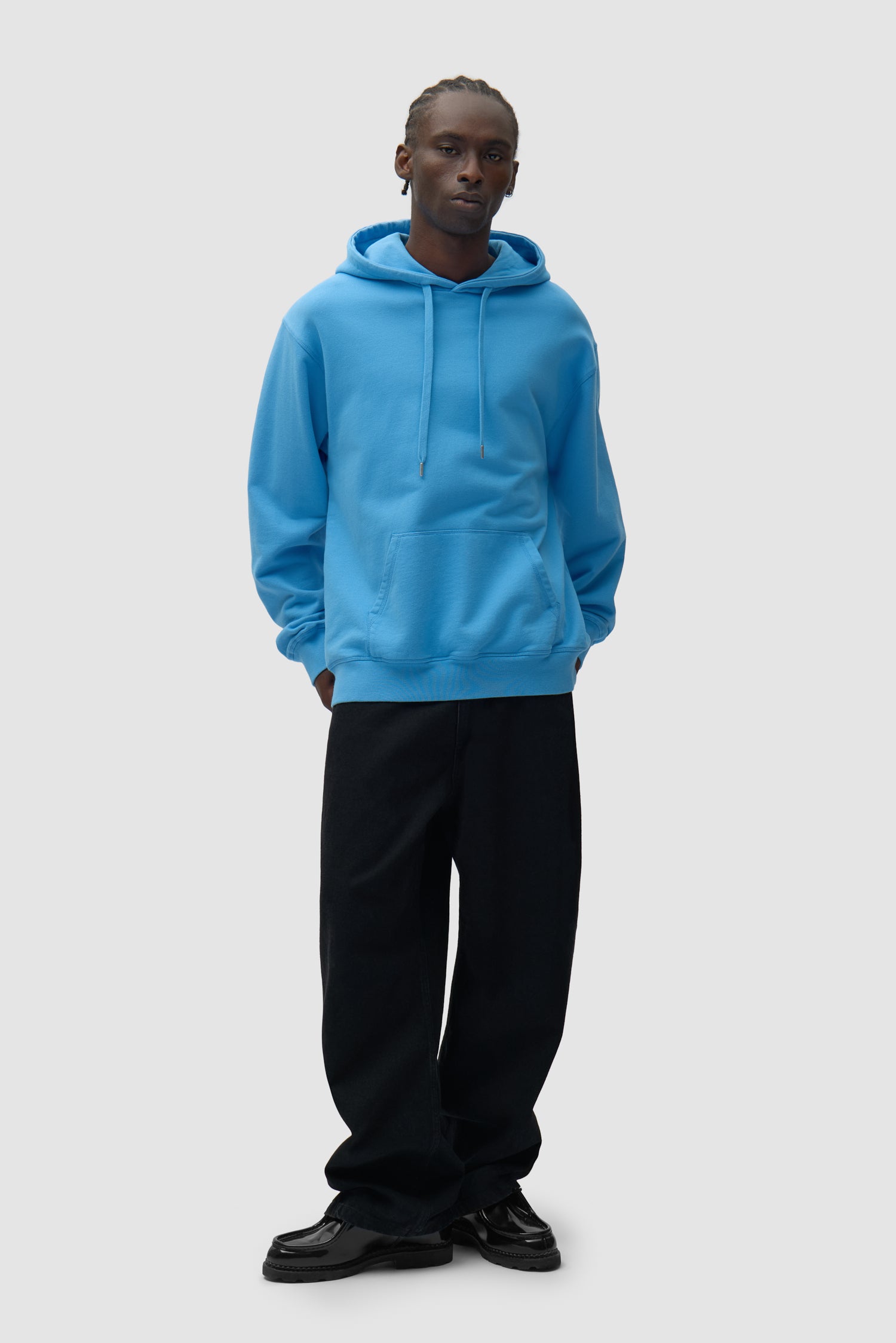Sweat à capuche bleu avec logo multi-couches porté par un mannequin, vue arrière complète