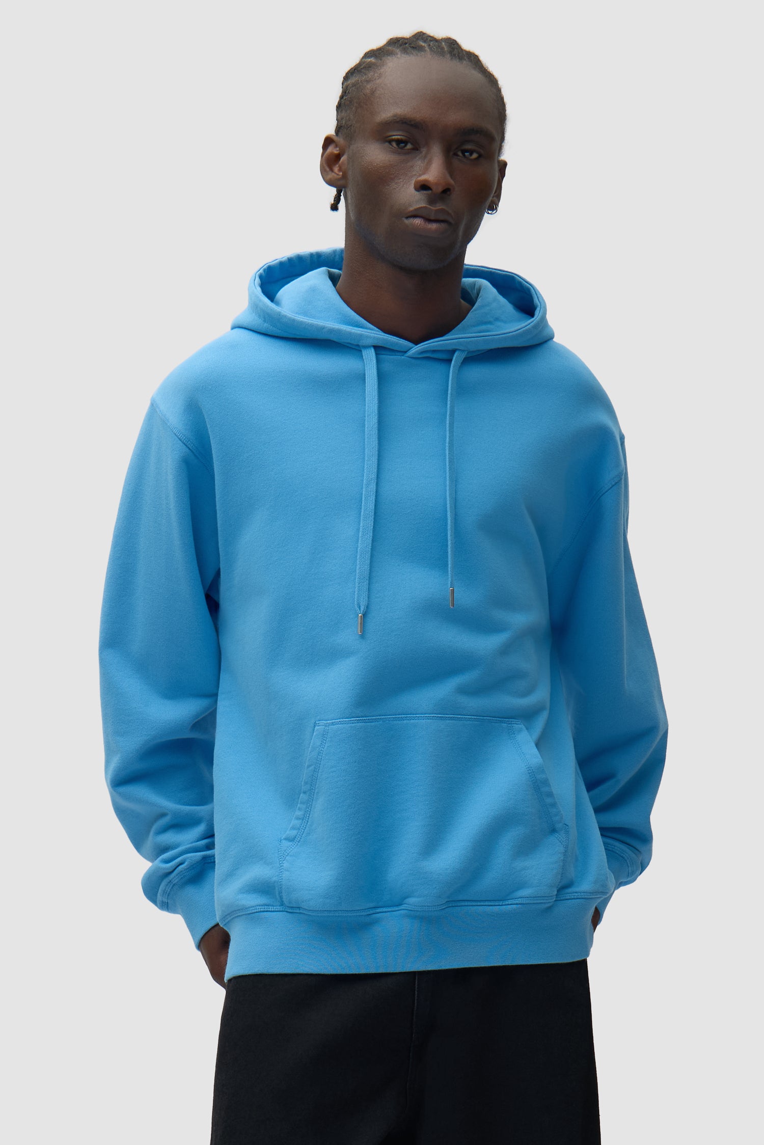 Sweat à capuche bleu avec logo Multi Back porté par un mannequin, vue de face en demi-corps