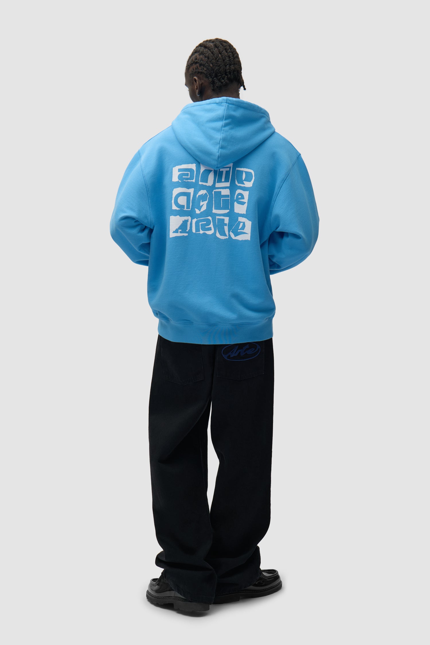 Sweat à capuche bleu avec logo multi-dos porté par un mannequin, vue de profil en pied