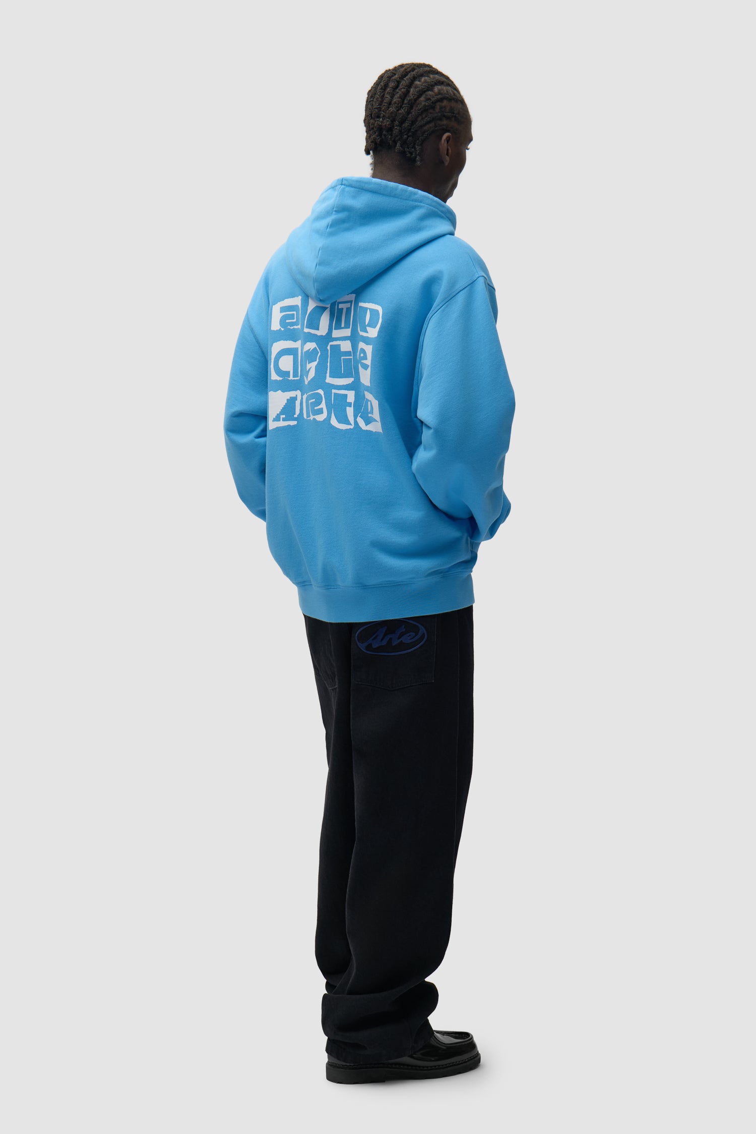 Sweat à capuche bleu avec logo Multi Back porté par un mannequin, vue de face en pied