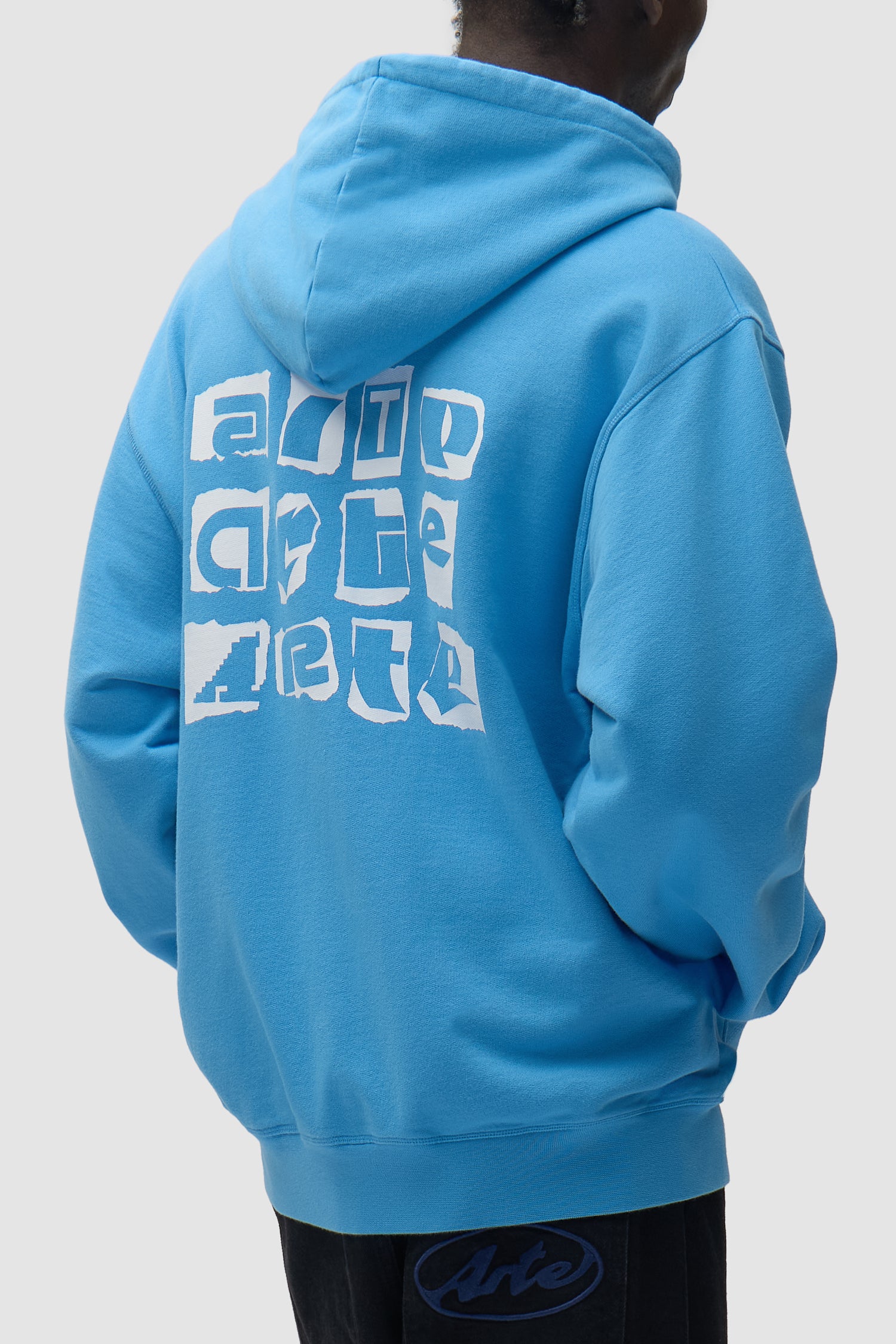 Sweat à capuche bleu avec logo Multi Back porté par un mannequin, vue de profil