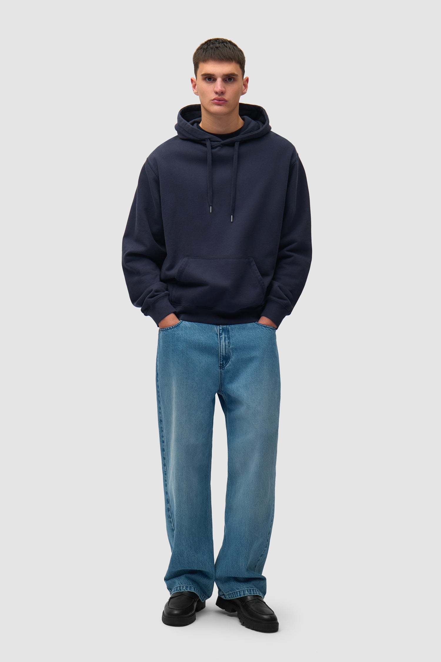 Sweat à capuche Multi Back Logo en bleu marine porté par un mannequin, vue arrière intégrale