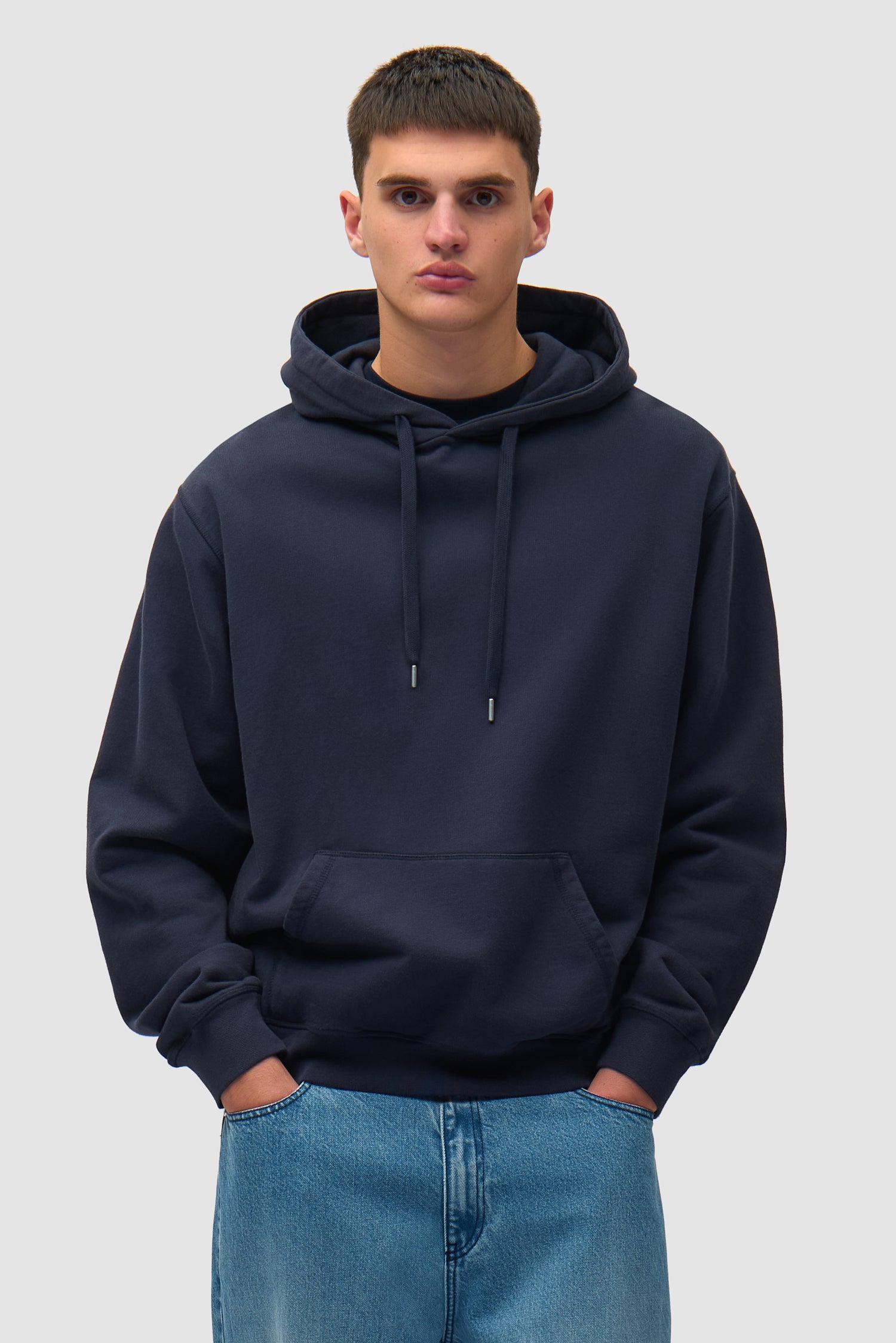 Sweat à capuche Multi Back Logo en bleu marine porté par un mannequin, vue de face en demi-corps