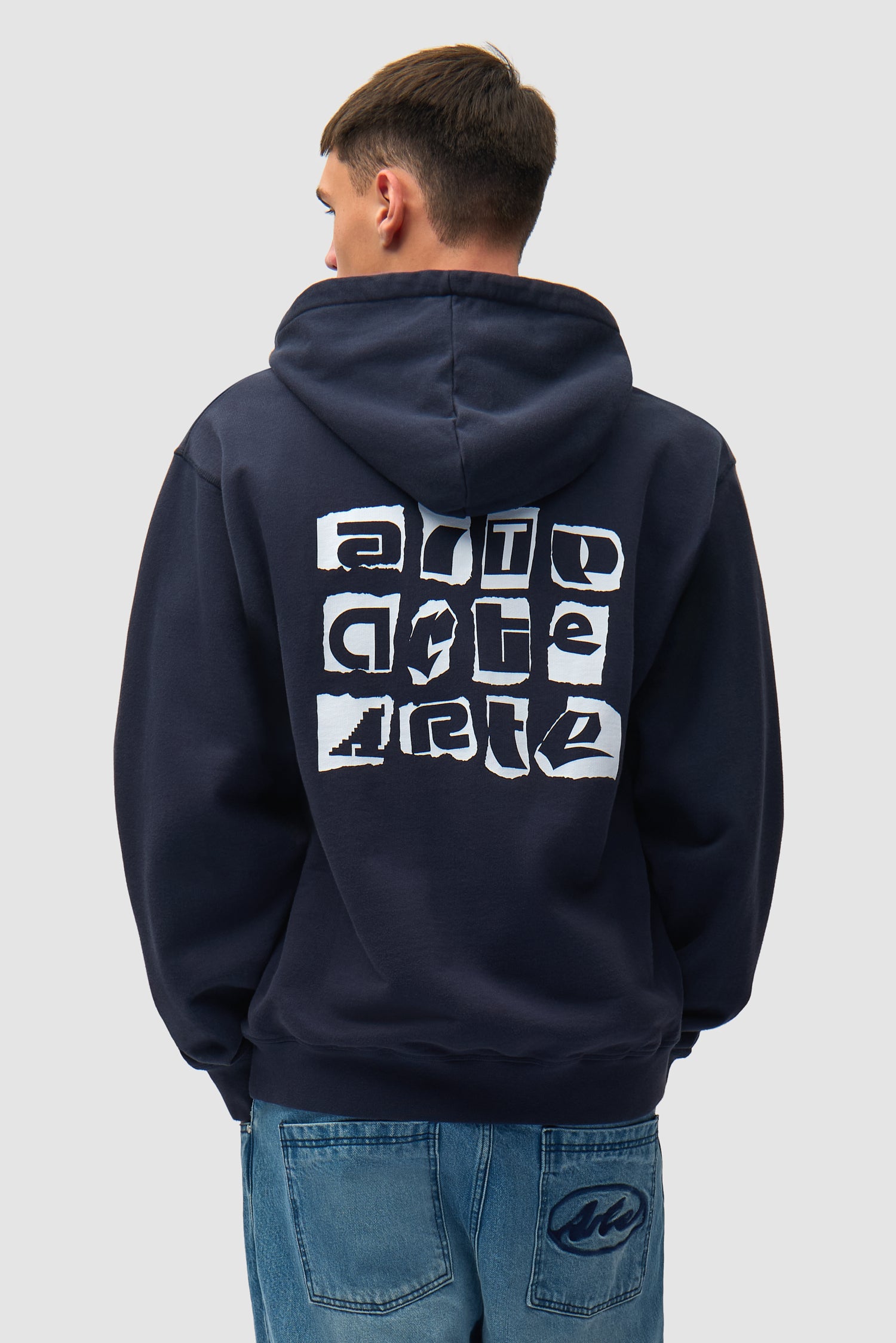 Sweat à capuche Multi Back Logo en bleu marine porté par un mannequin, vue de dos à mi-corps