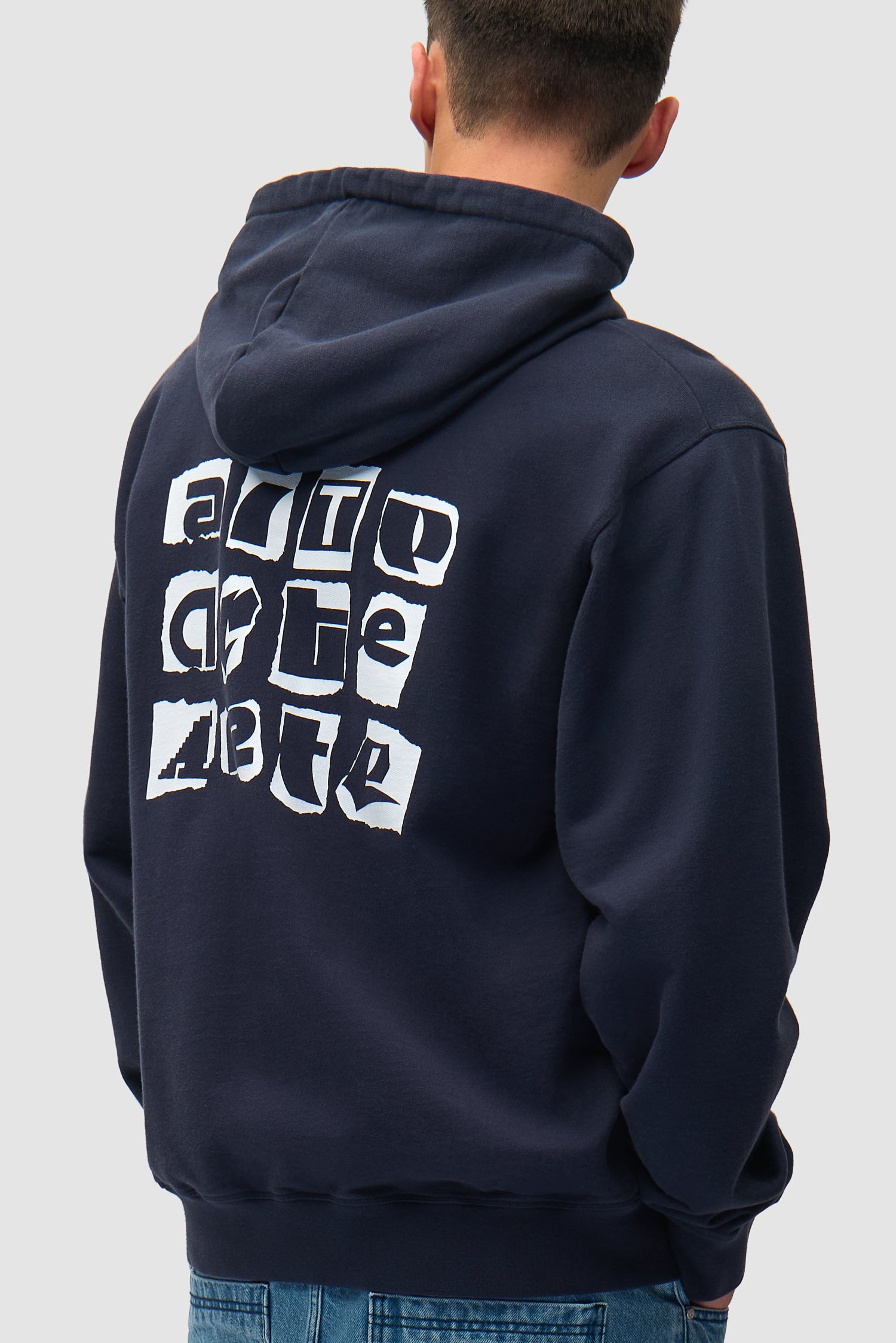 Sweat à capuche Multi Back Logo en bleu marine porté par un mannequin, vue de profil à mi-corps