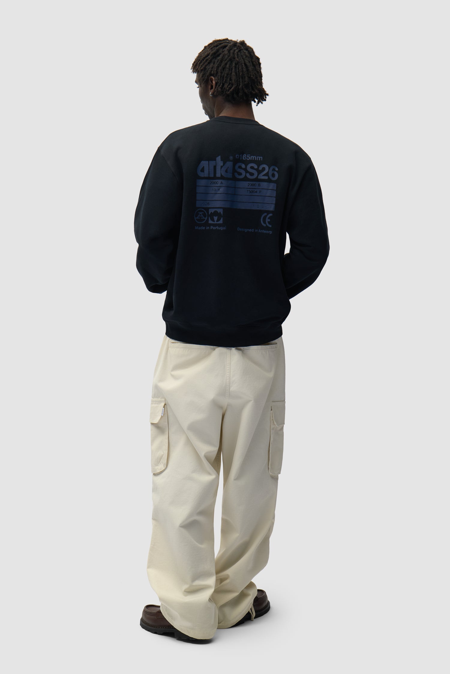 Dos SS26 Crewneck en noir porté par un mannequin, vue arrière complète