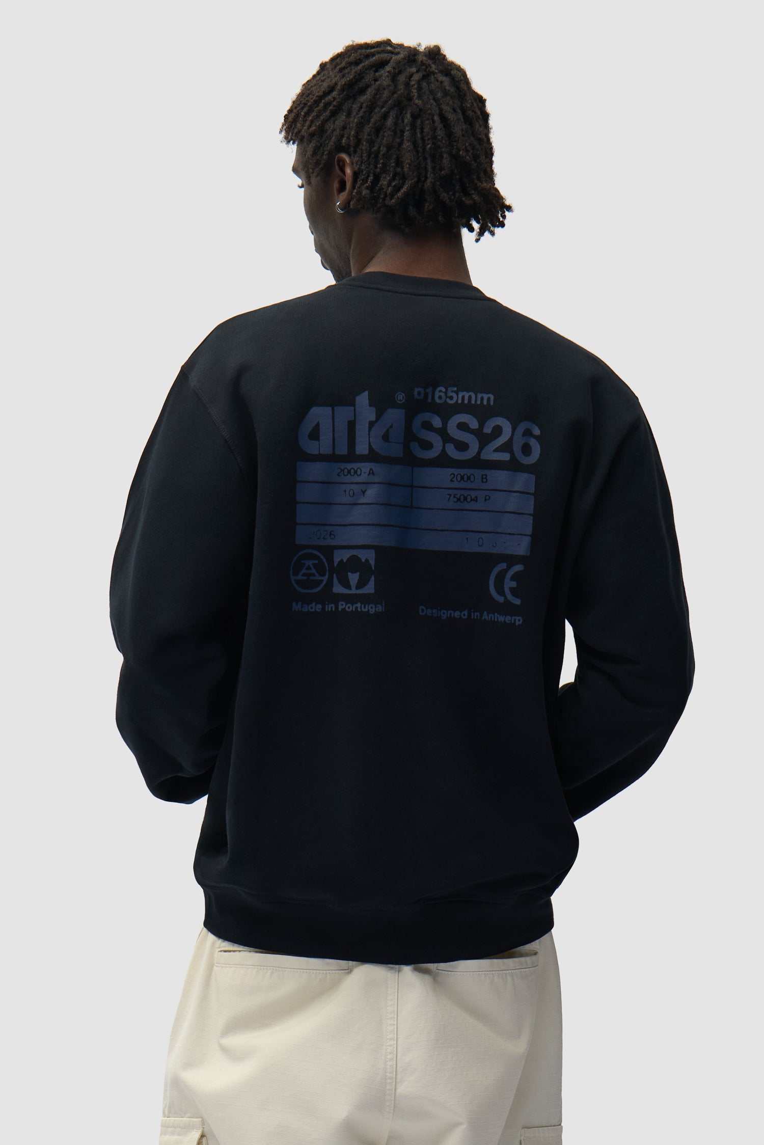 Dos SS26 Crewneck en noir porté par un mannequin, vue arrière à mi-corps