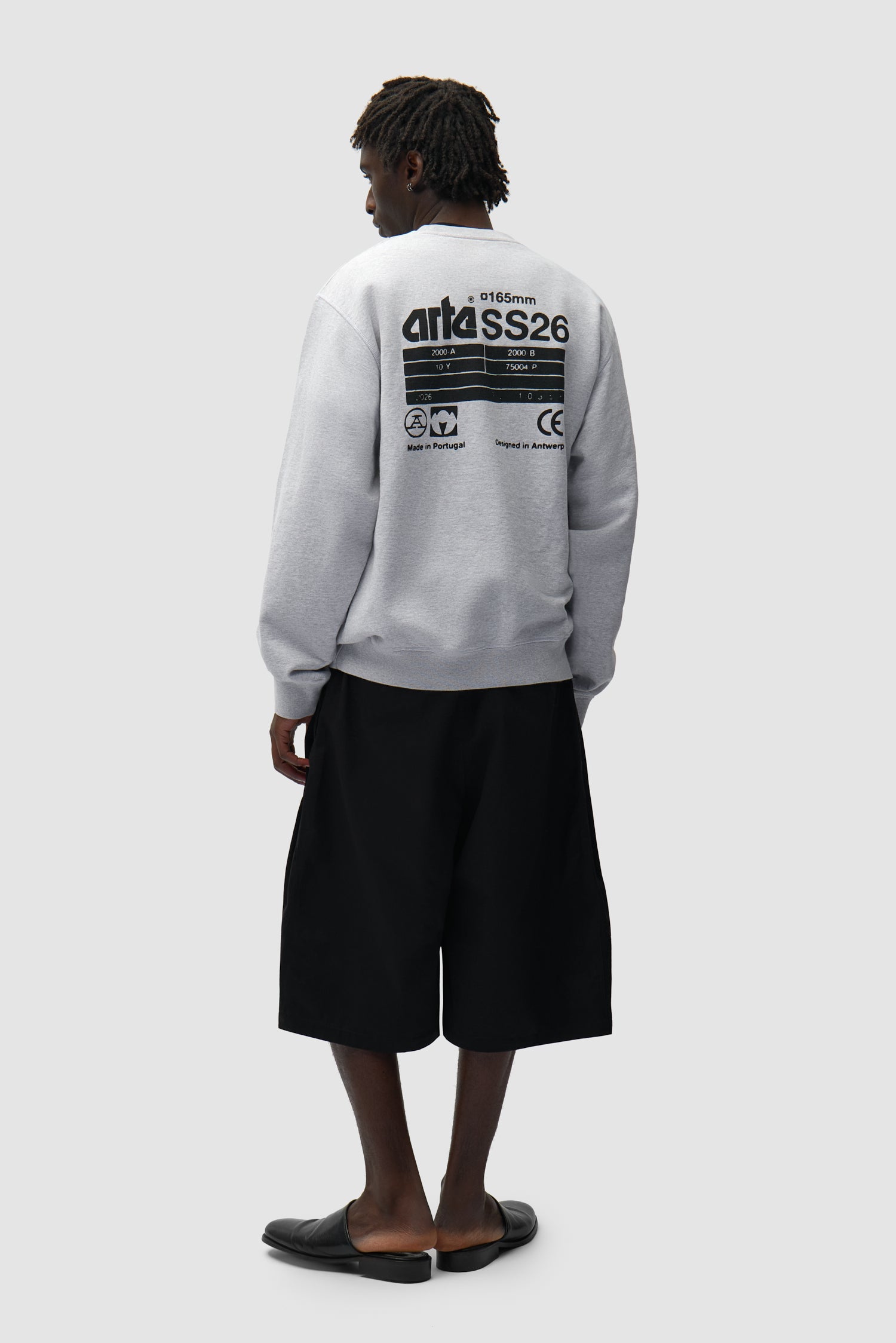 Dos SS26 Crewneck en gris porté par un mannequin, vue arrière complète