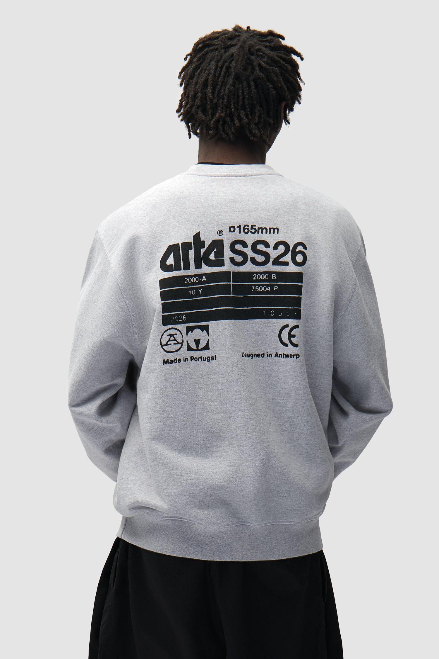 Dos SS26 Crewneck en gris porté par un mannequin, vue arrière demi-corps