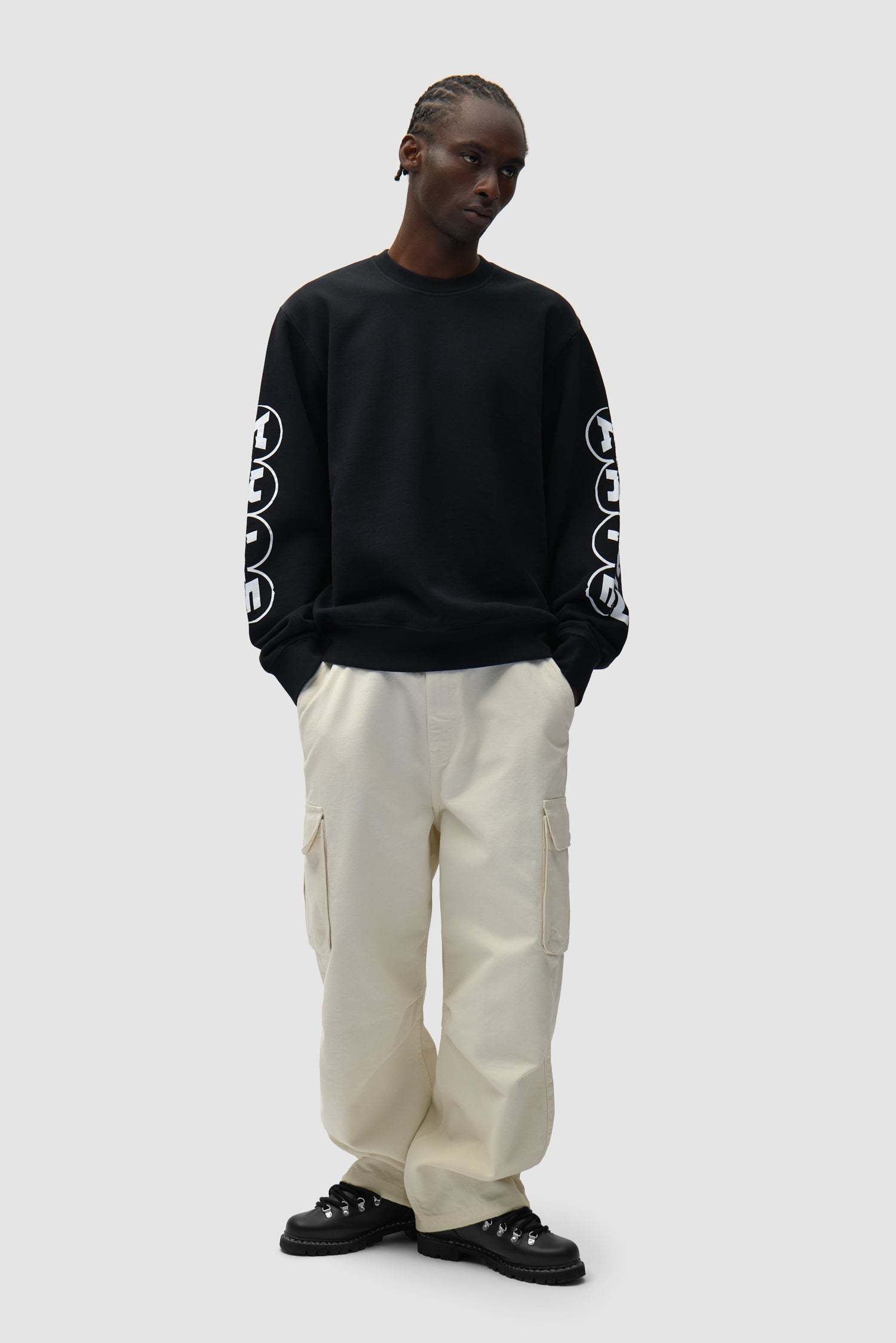 T-shirt à manches courtes et col rond imprimé noir porté par un mannequin, vue de face en pied