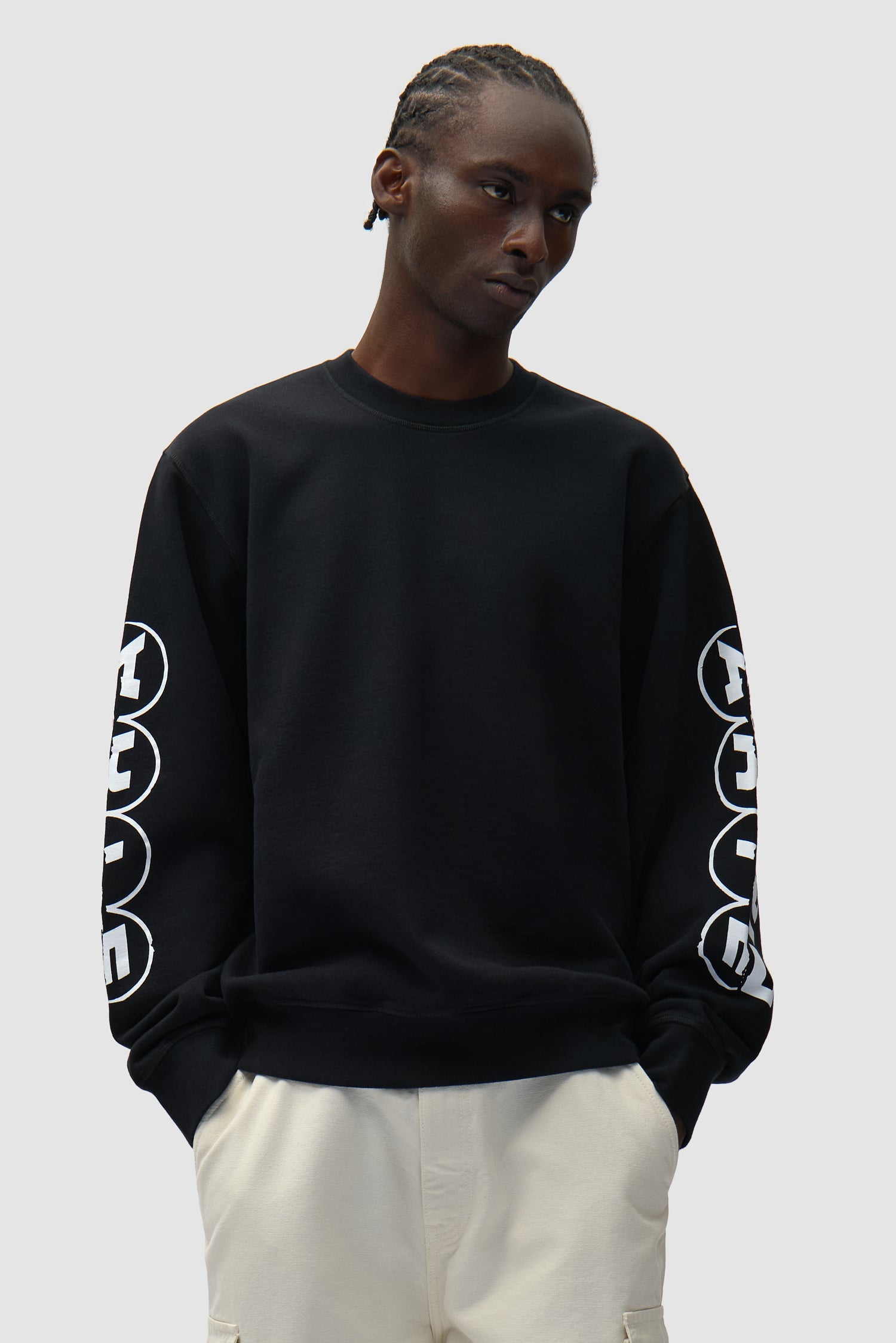 T-shirt à manches courtes et col rond imprimé noir porté par un mannequin, vue de face en demi-corps