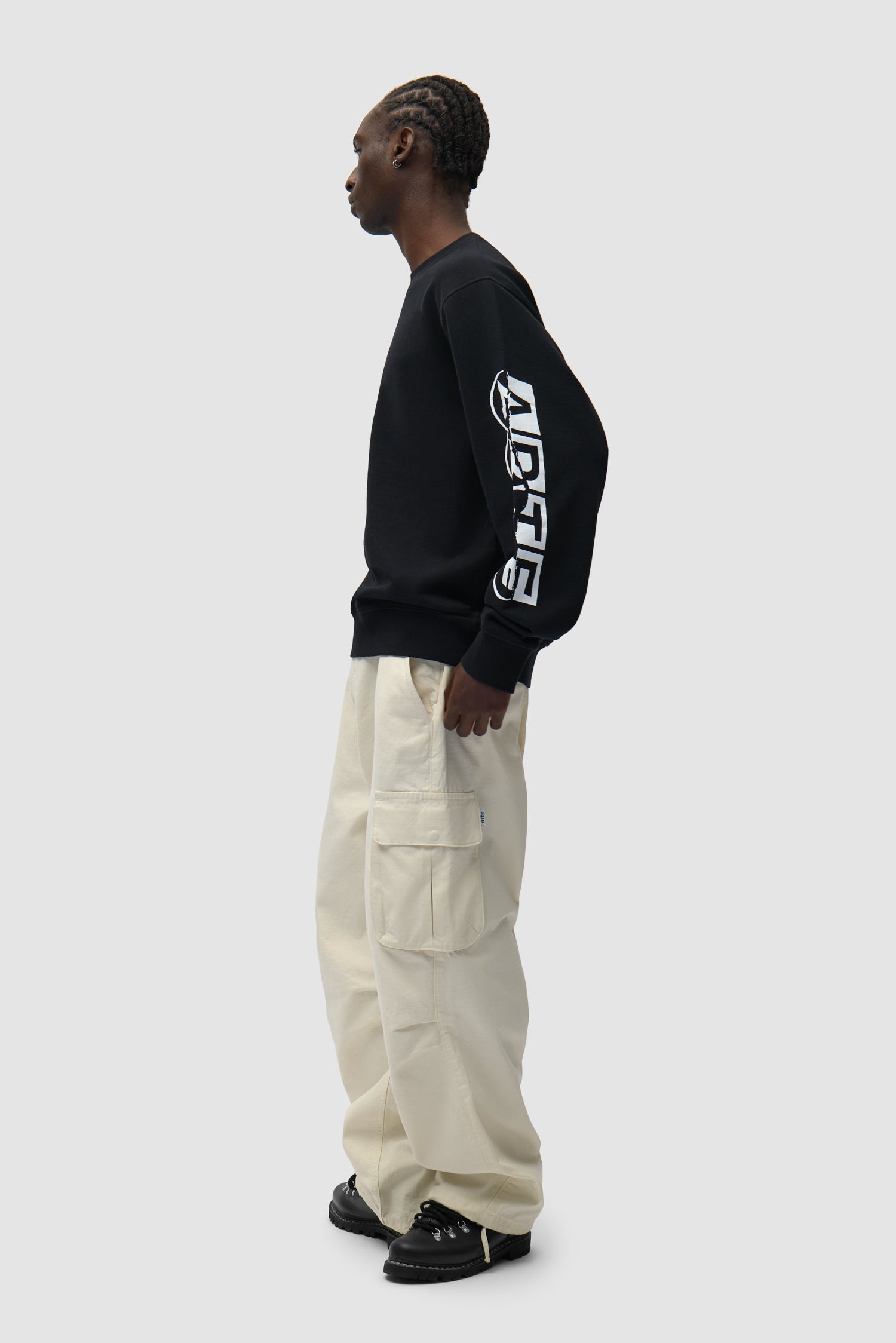 T-shirt à manches courtes et col rond imprimé noir porté par un mannequin, vue de profil en pied