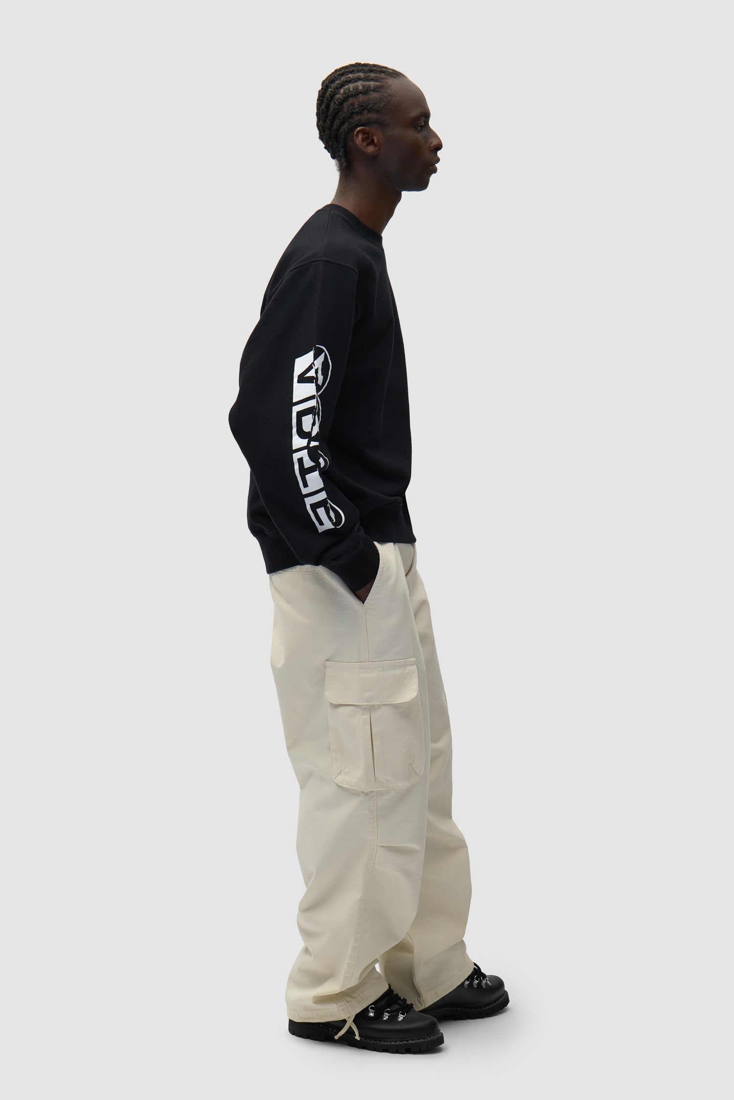 T-shirt à manches courtes et col rond imprimé noir porté par un mannequin, vue arrière en pied