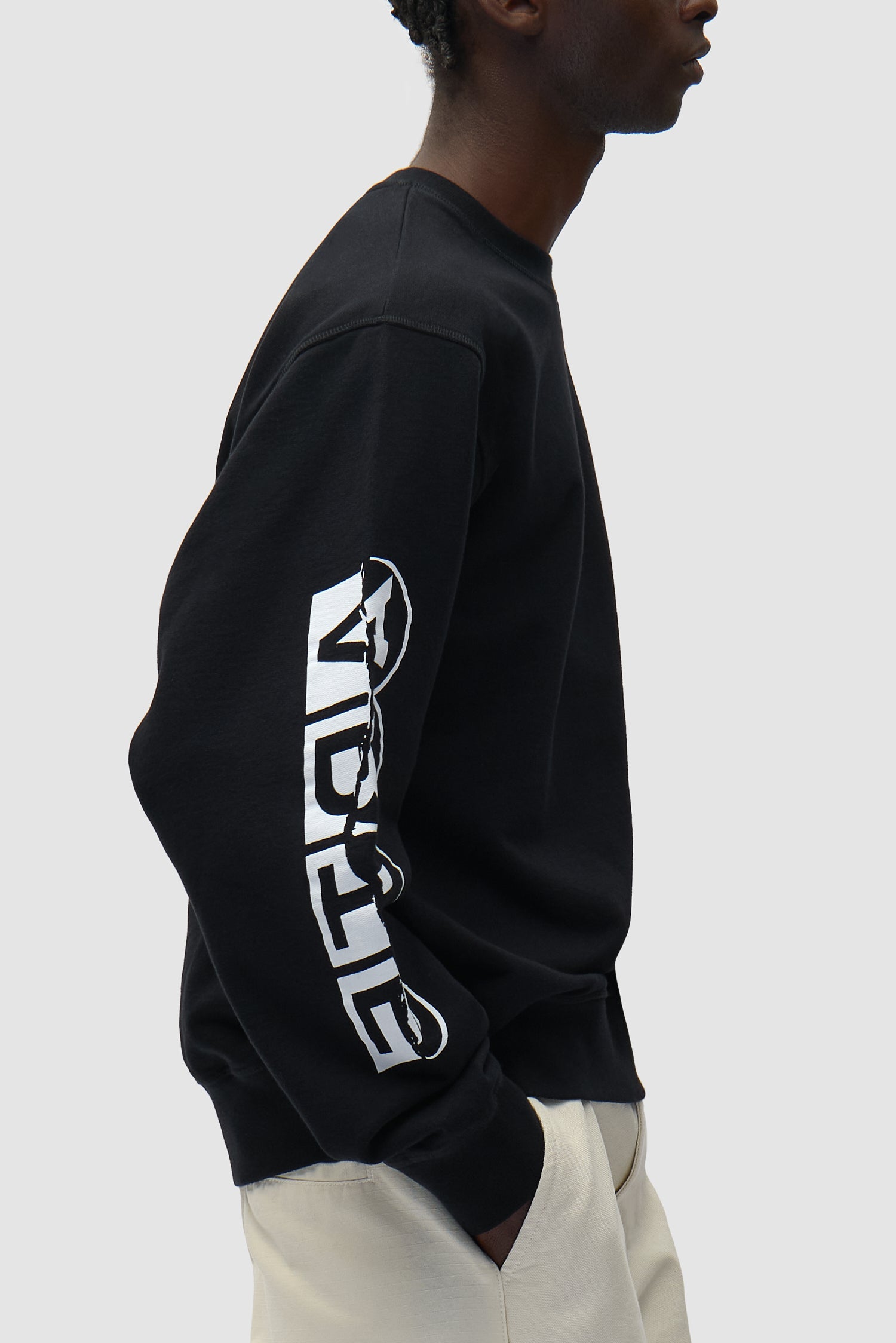 T-shirt à manches courtes et col rond imprimé noir porté par un mannequin, vue de profil