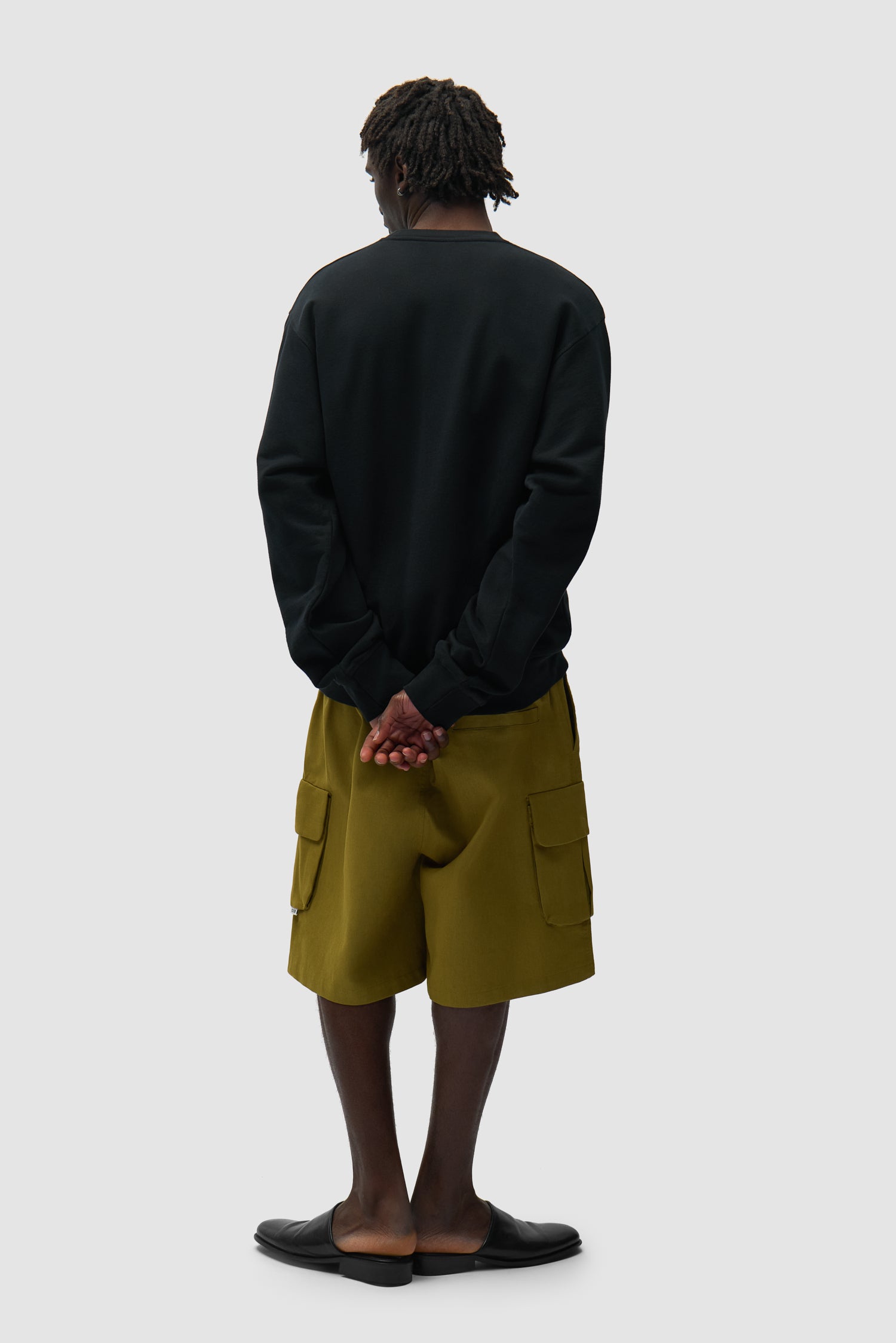 T-shirt à col rond noir avec plusieurs logos porté par un mannequin, vue arrière complète