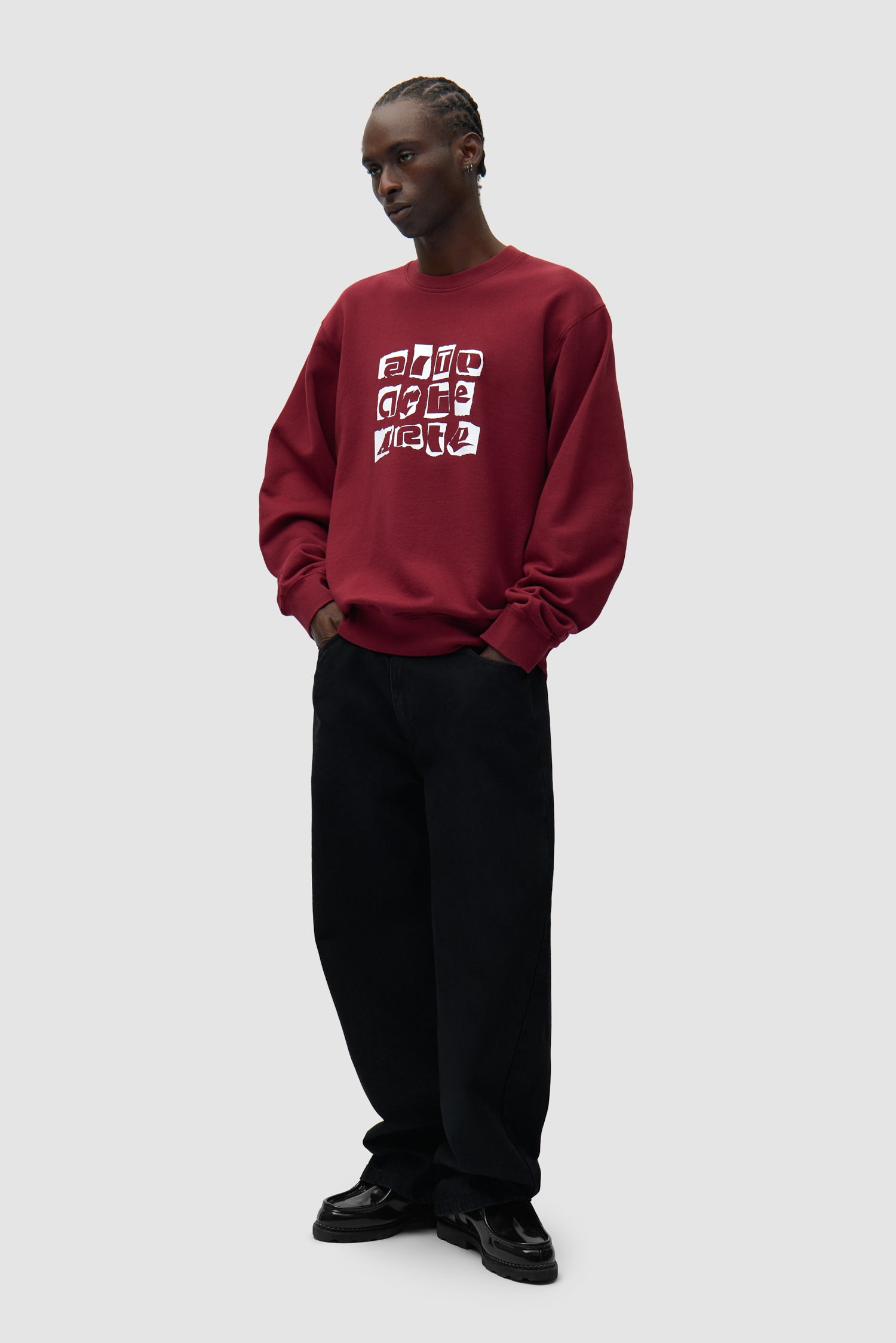 T-shirt à col rond et logo multiple, couleur bordeaux, porté par un mannequin, vue de face en pied