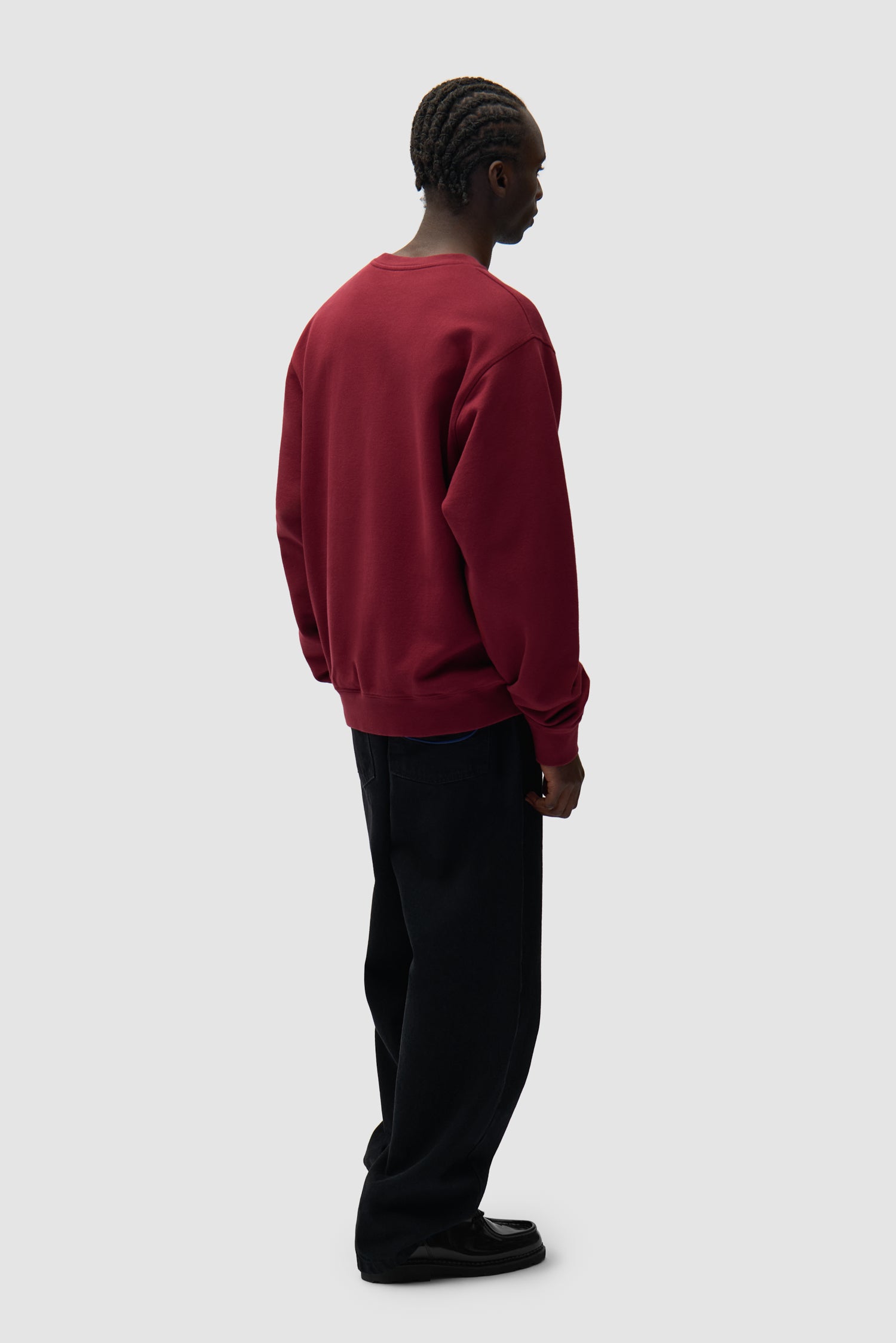 T-shirt à col rond et logos multiples, couleur bordeaux, porté par un mannequin, vue arrière intégrale