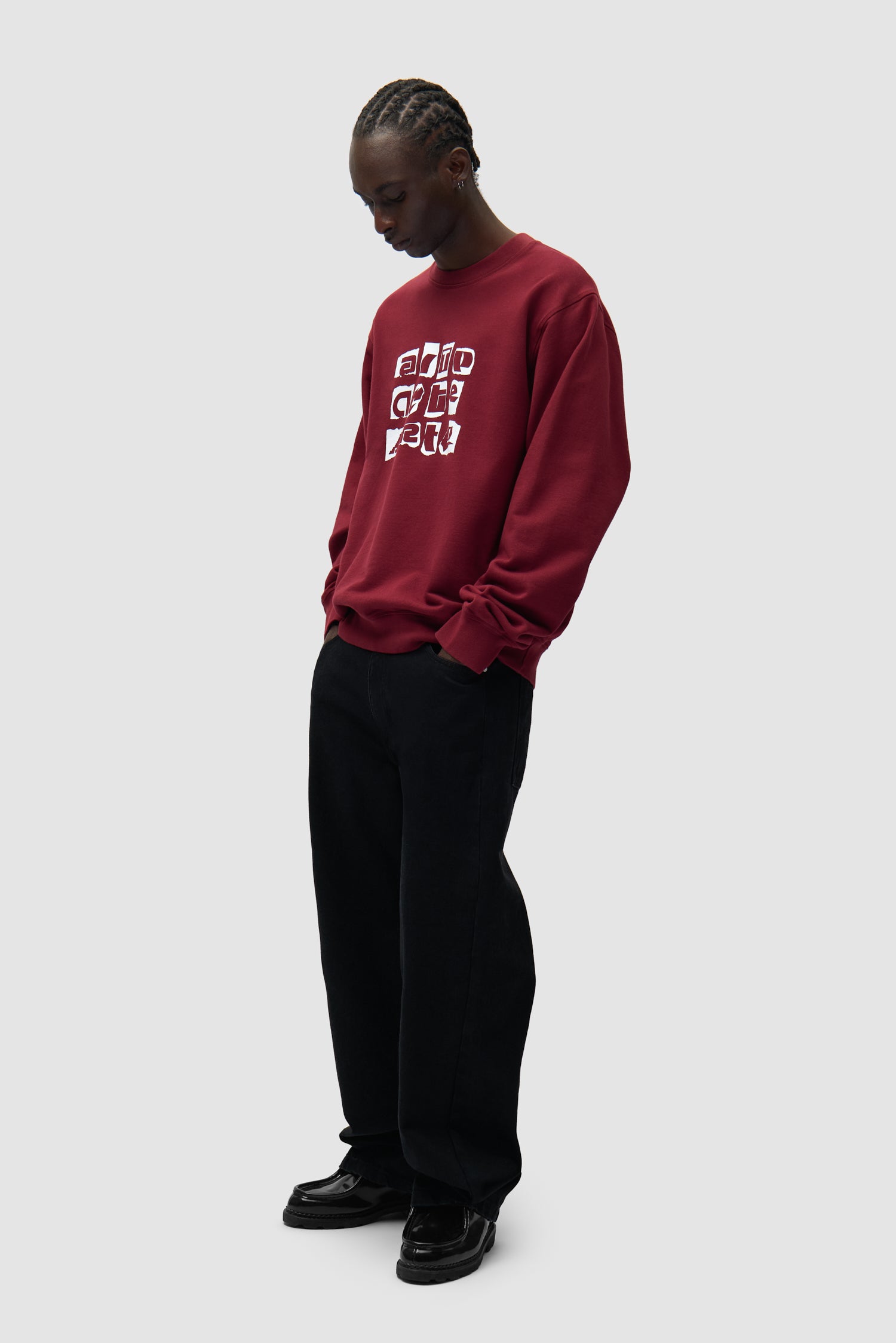 T-shirt à col rond et logos multiples, couleur bordeaux, porté par un mannequin, vue de profil